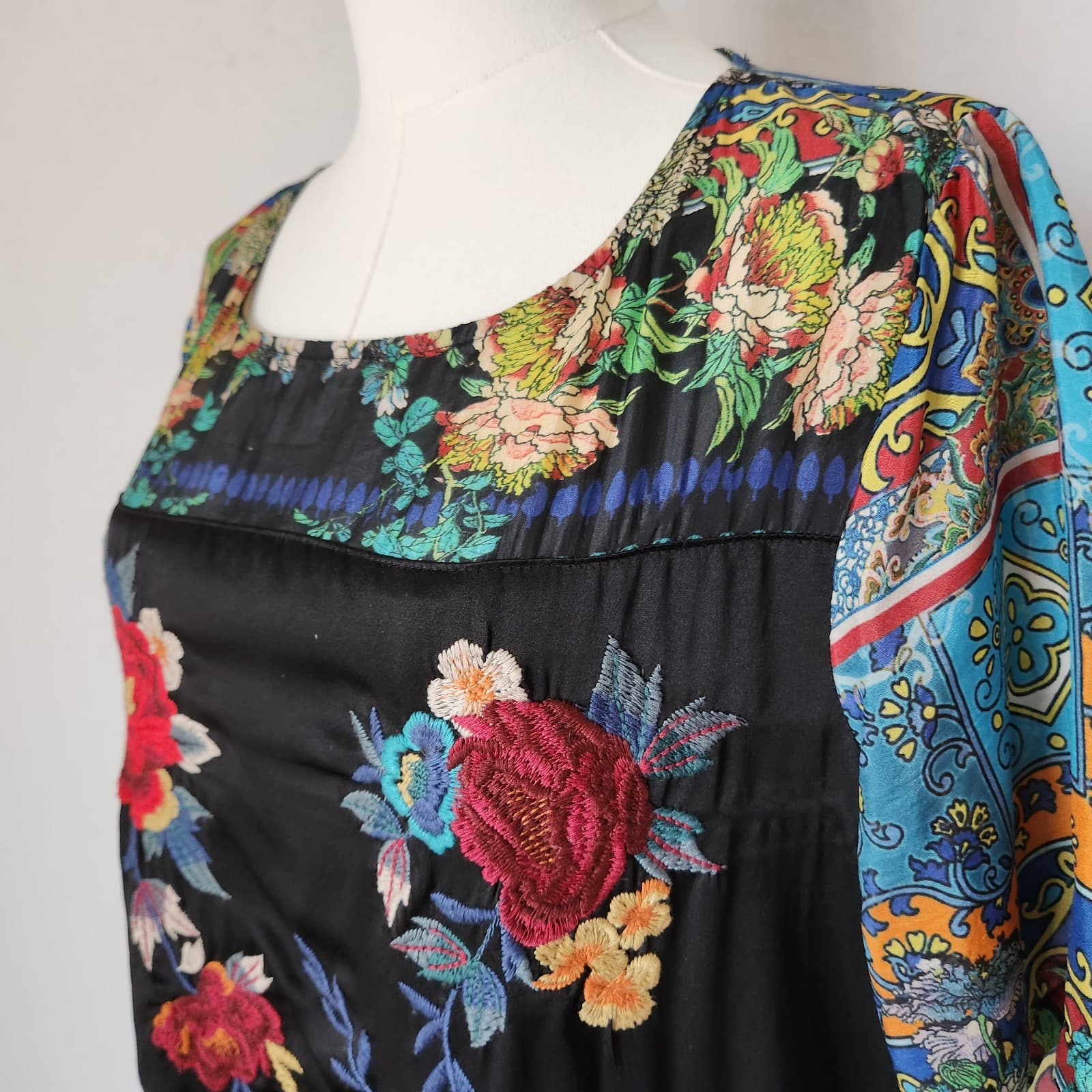 Johnny Was Workshop Silk Floral Embroidered Blouse Short Sleeve Multicolor Sz.M - Thumbnail 3