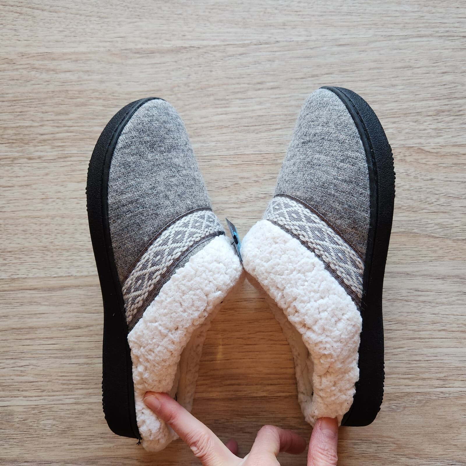 NWoB Isotoner Heather-knit Ada Hoodback Boxed Faux Fur Slippers Grey Women 6.5-7 - Thumbnail 3