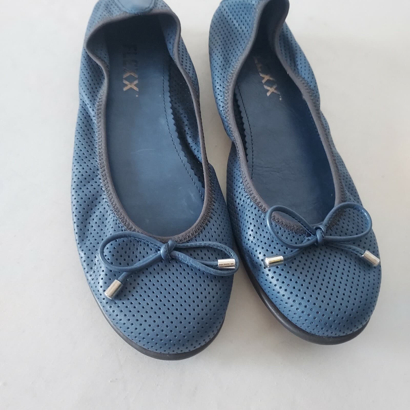 The FLEXX Leather Perforated Ballet Flat Slide On Bow Blue Women US8 EU39 - Thumbnail 3