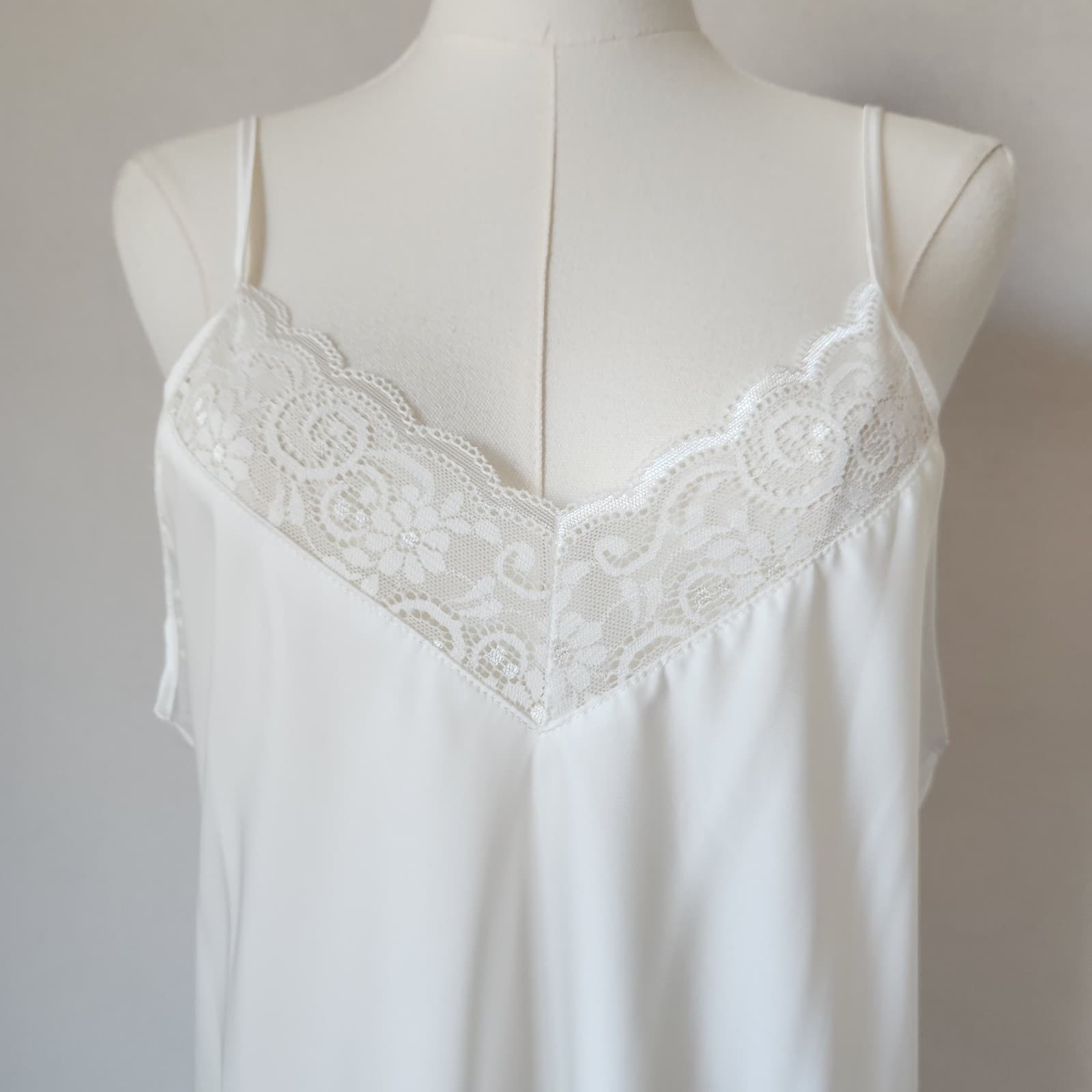 NWT EKOUAER Silky Satin Lace-Trim V-Neck Mini Chemise Slip Nightgown White Sz.M - Thumbnail 2