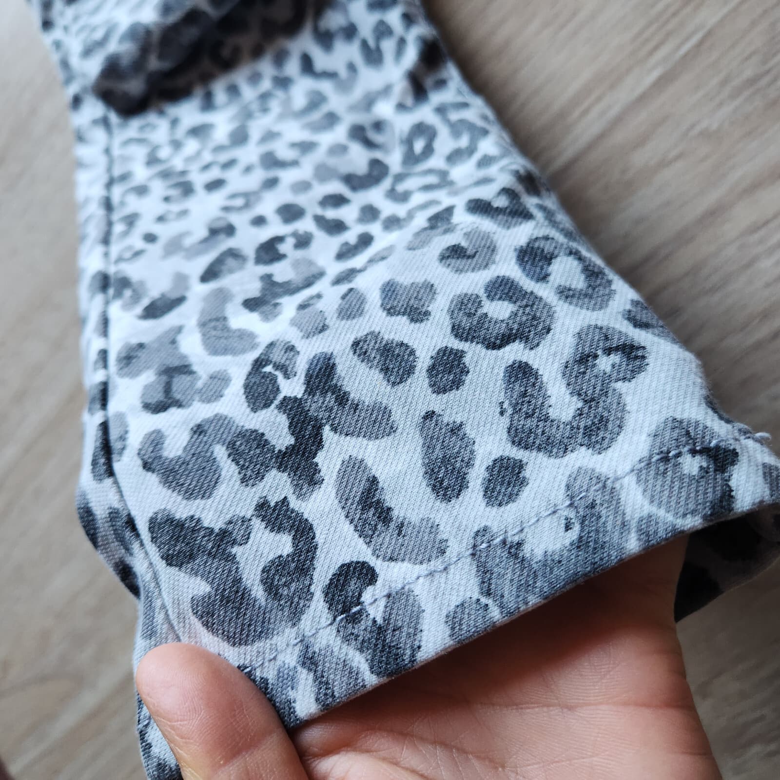J. Mclaughlin Lexi Jeans Petit Watercolor Cheetah Skinny Stretch Light Grey Sz.4 - Thumbnail 4