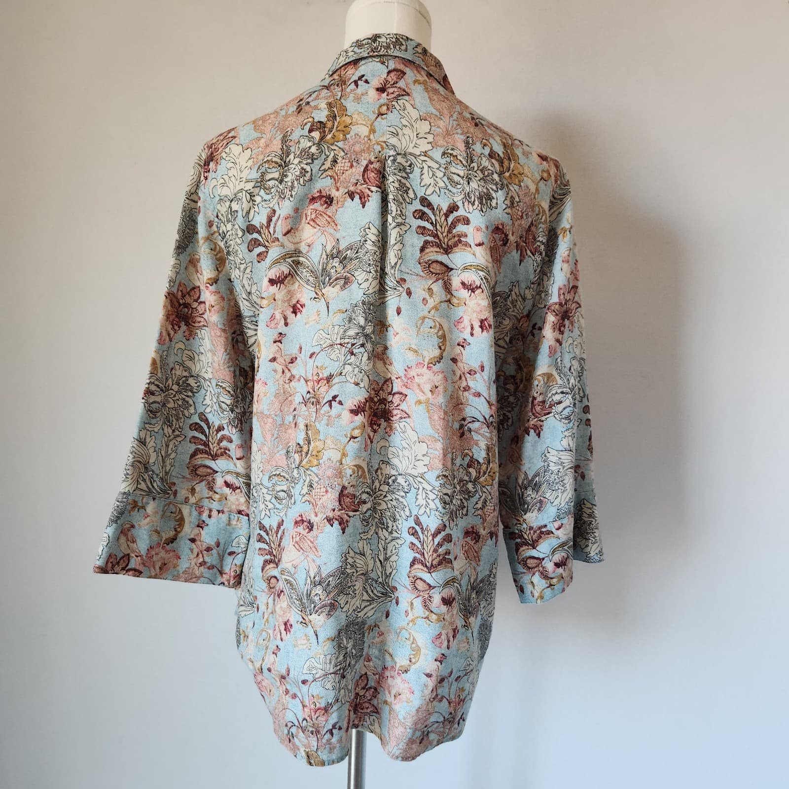 Chico's Non Iron Linen Bird Floral Button-Up Shirt 3/4 Sleeve Multicolor Sz.1/M - Thumbnail 4
