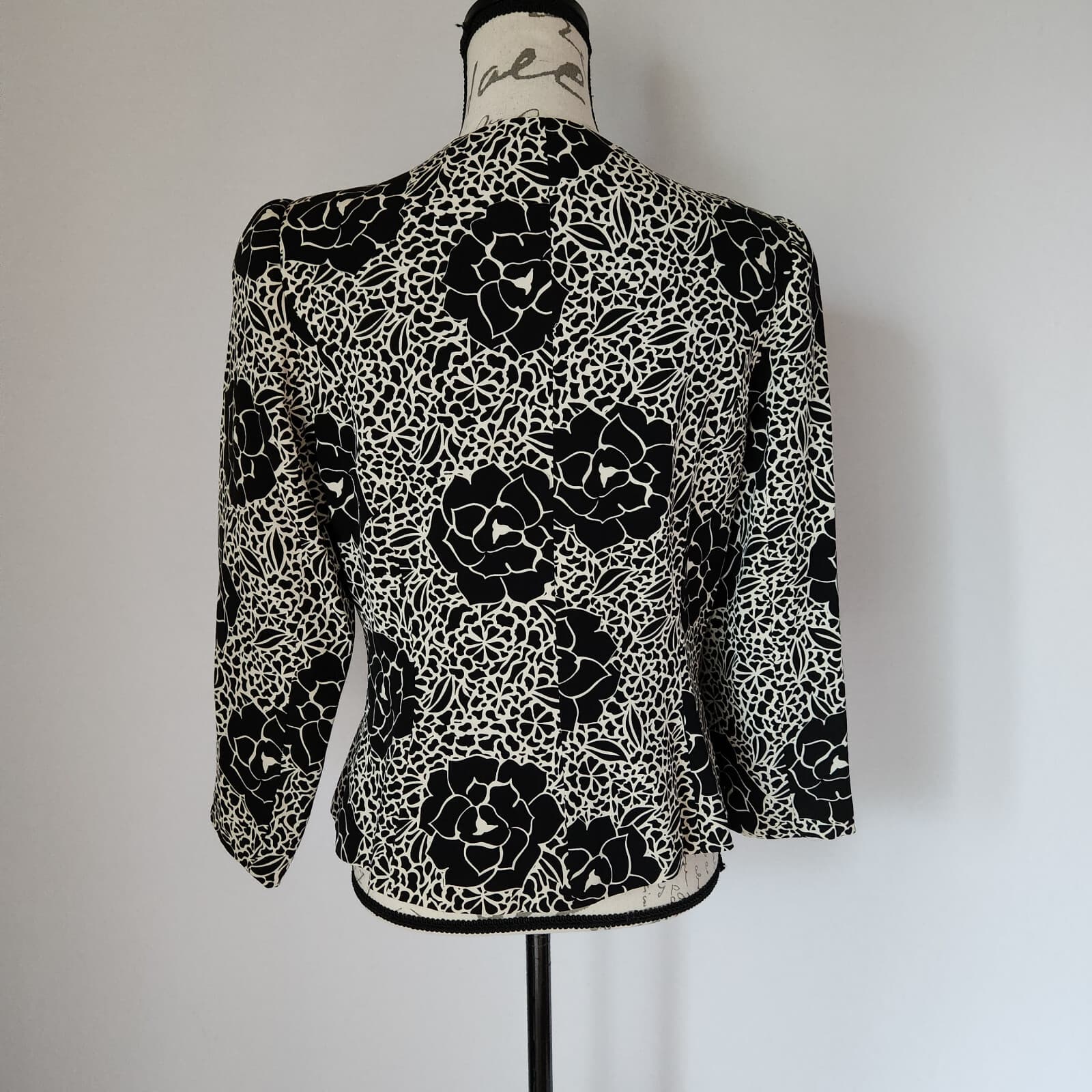 Vintage I. Magnin David Hayes 100% Silk Floral Top Button Lined Black White Sz.8 - Thumbnail 5