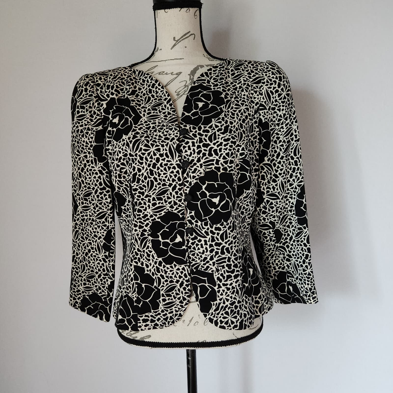 Vintage I. Magnin David Hayes 100% Silk Floral Top Button Lined Black White Sz.8 - Thumbnail 2