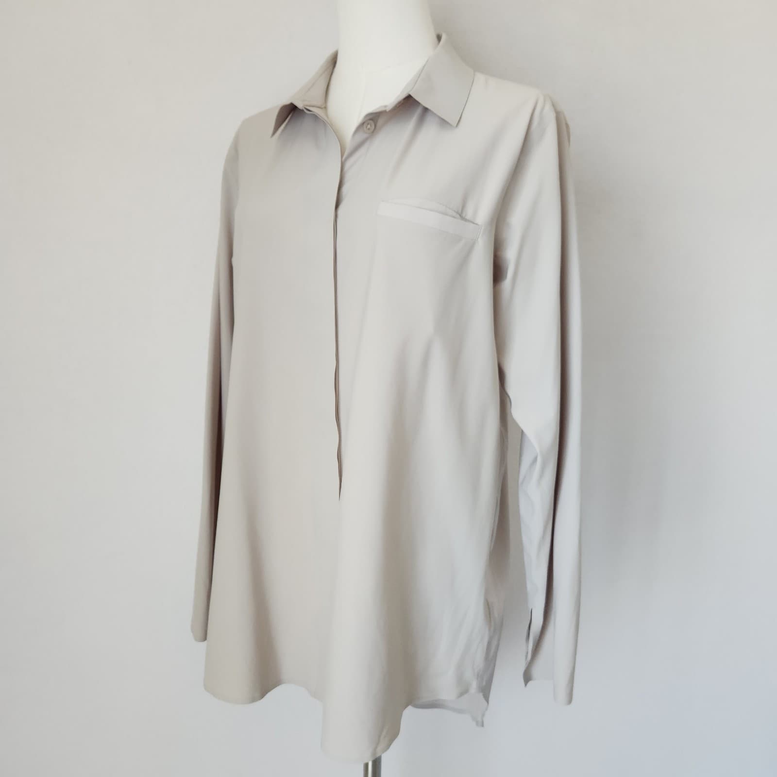 Athleta Urbanite Button-Up Wrinkle-Resistant Shirt Long Sleeve Pocket Beige Sz.M - Thumbnail 3
