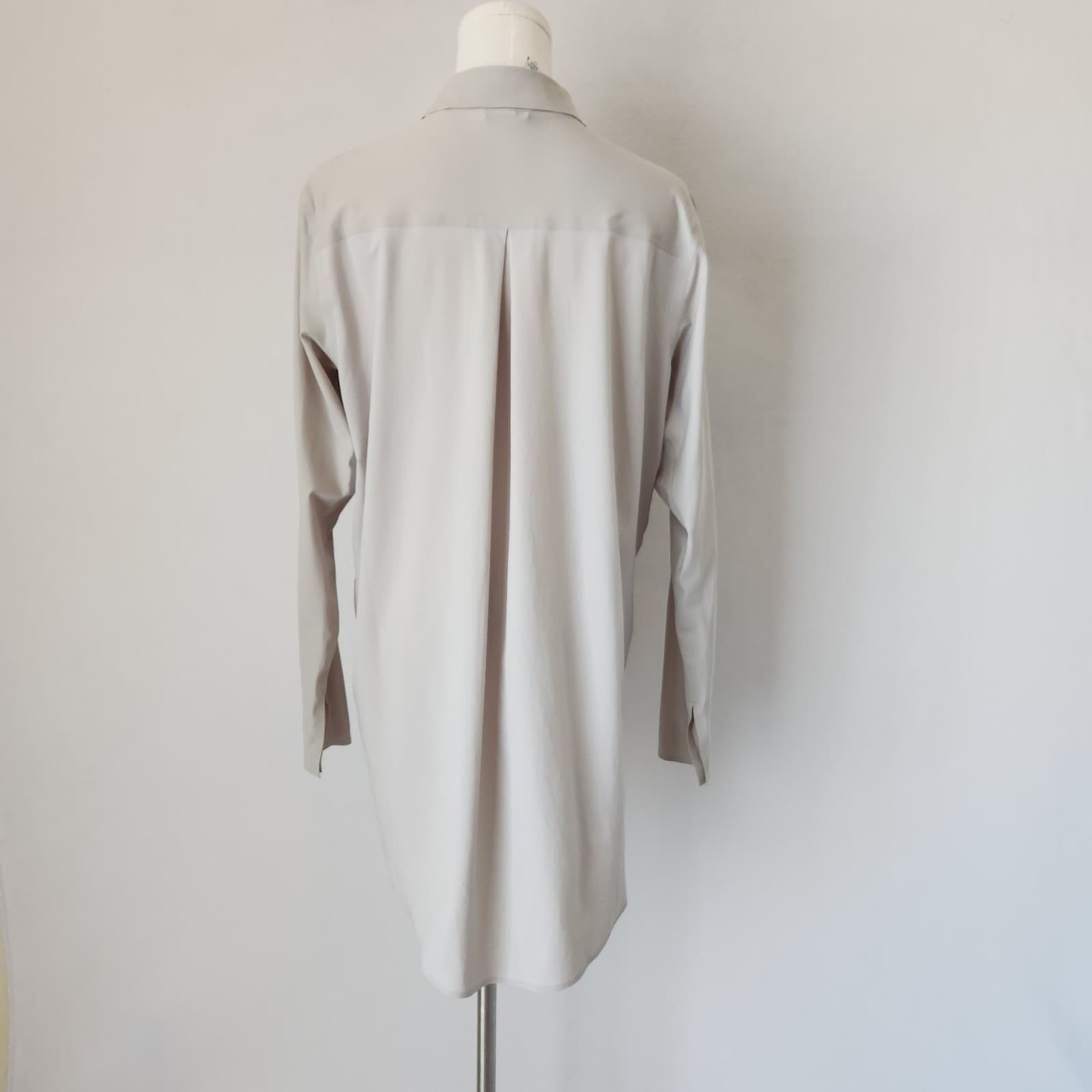 Athleta Urbanite Button-Up Wrinkle-Resistant Shirt Long Sleeve Pocket Beige Sz.M - Thumbnail 7
