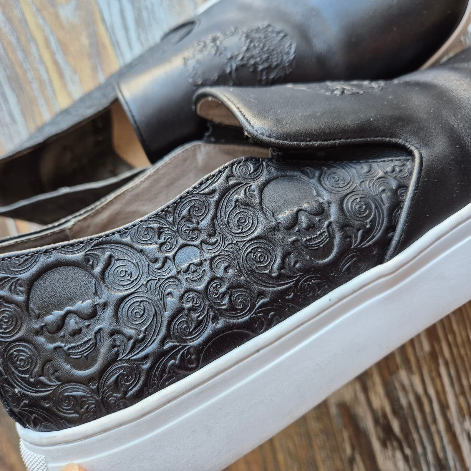 Robert Graham Men's US8.5 Floyd Skull Embossed Black Leather Slip On Sneakers - Thumbnail 10
