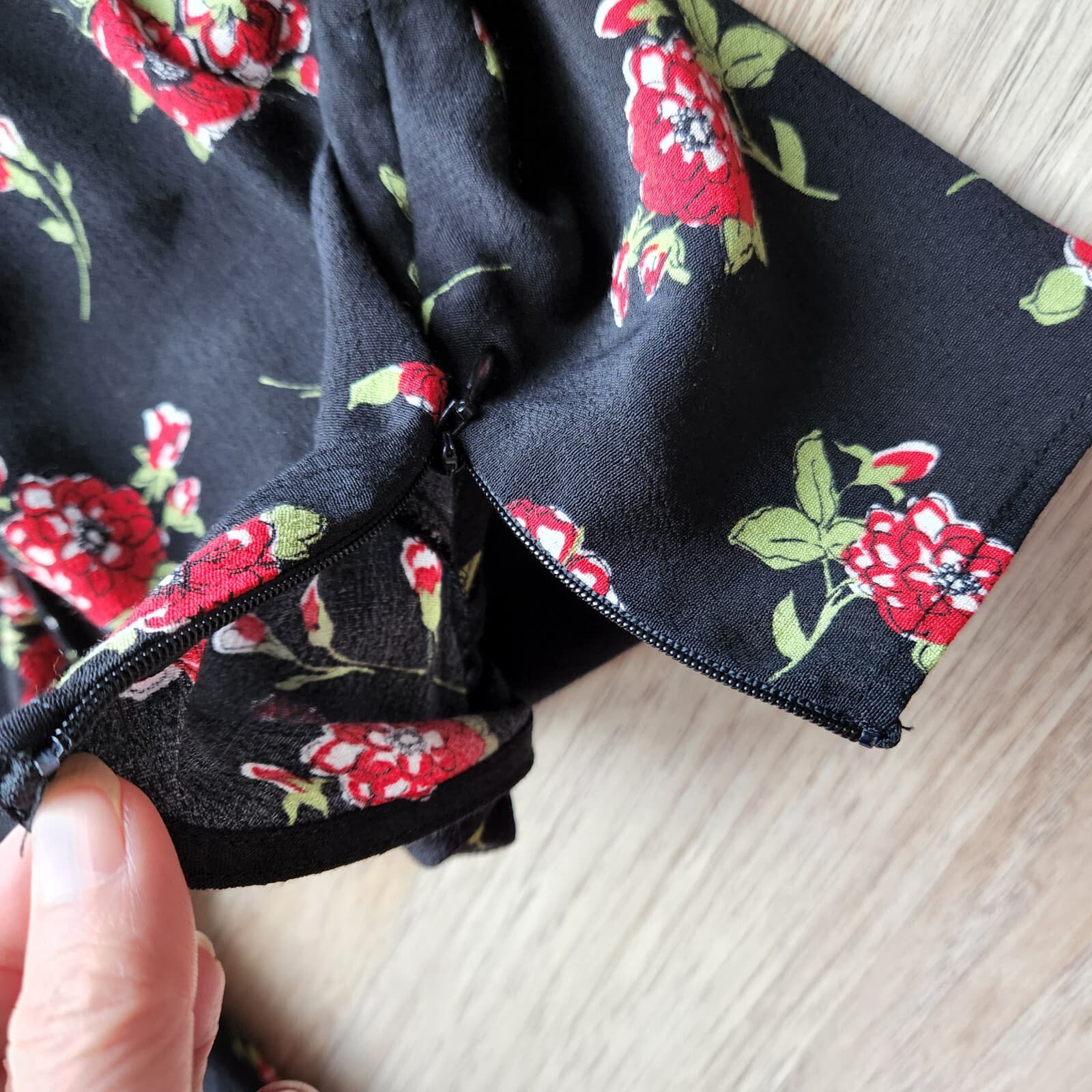 NWT ZARA Floral Crop Top Key-Hole Long Sleeve Zip Red-Black Viscose Women XS - Thumbnail 9
