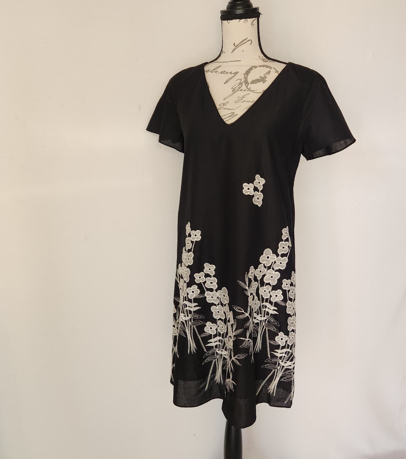 COREY LYNN CALTER Anthropologie Embroidered Floral Shift Dress Cotton Black Sz.S - Thumbnail 2