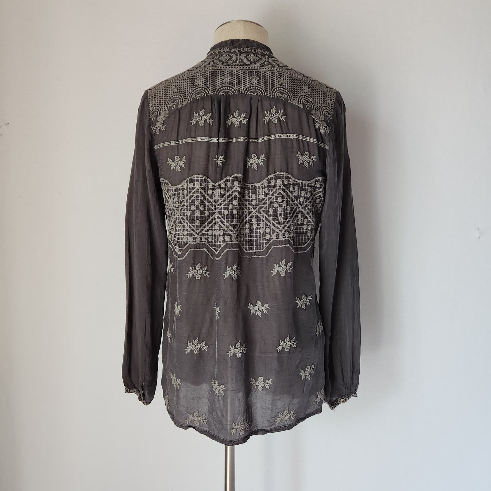 Johnny Was Embroidered Tunic Blouse Long Sleeve V-Neck Cupra-Rayon Grey Sz.XS - Thumbnail 6