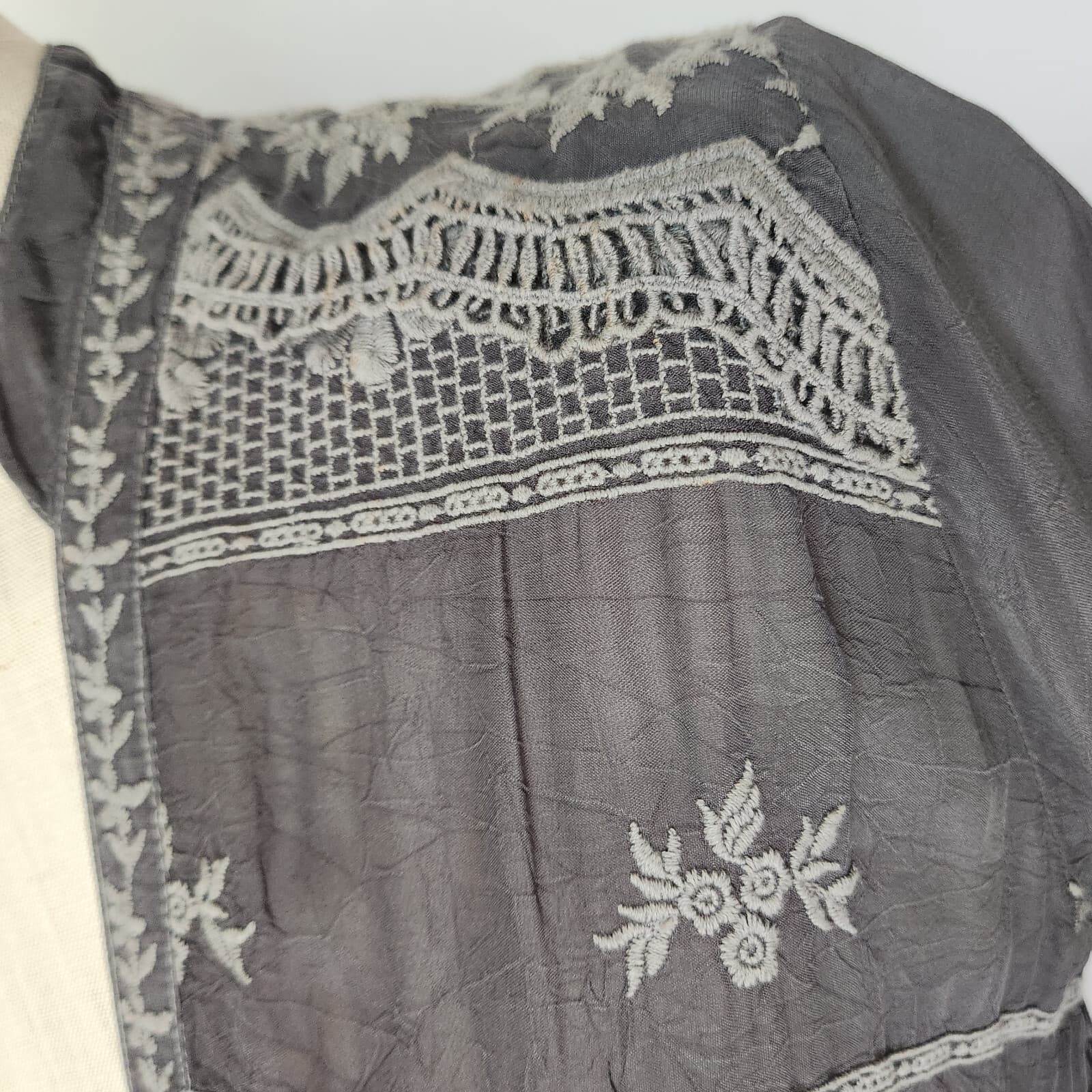 Johnny Was Embroidered Tunic Blouse Long Sleeve V-Neck Cupra-Rayon Grey Sz.XS - Thumbnail 5