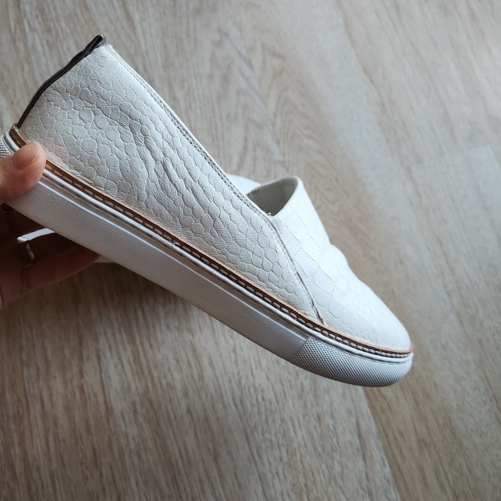 Johnston & Murphy Callie Slip On Sneaker White Croc Embossed Leahter Women 8.5M - Thumbnail 3