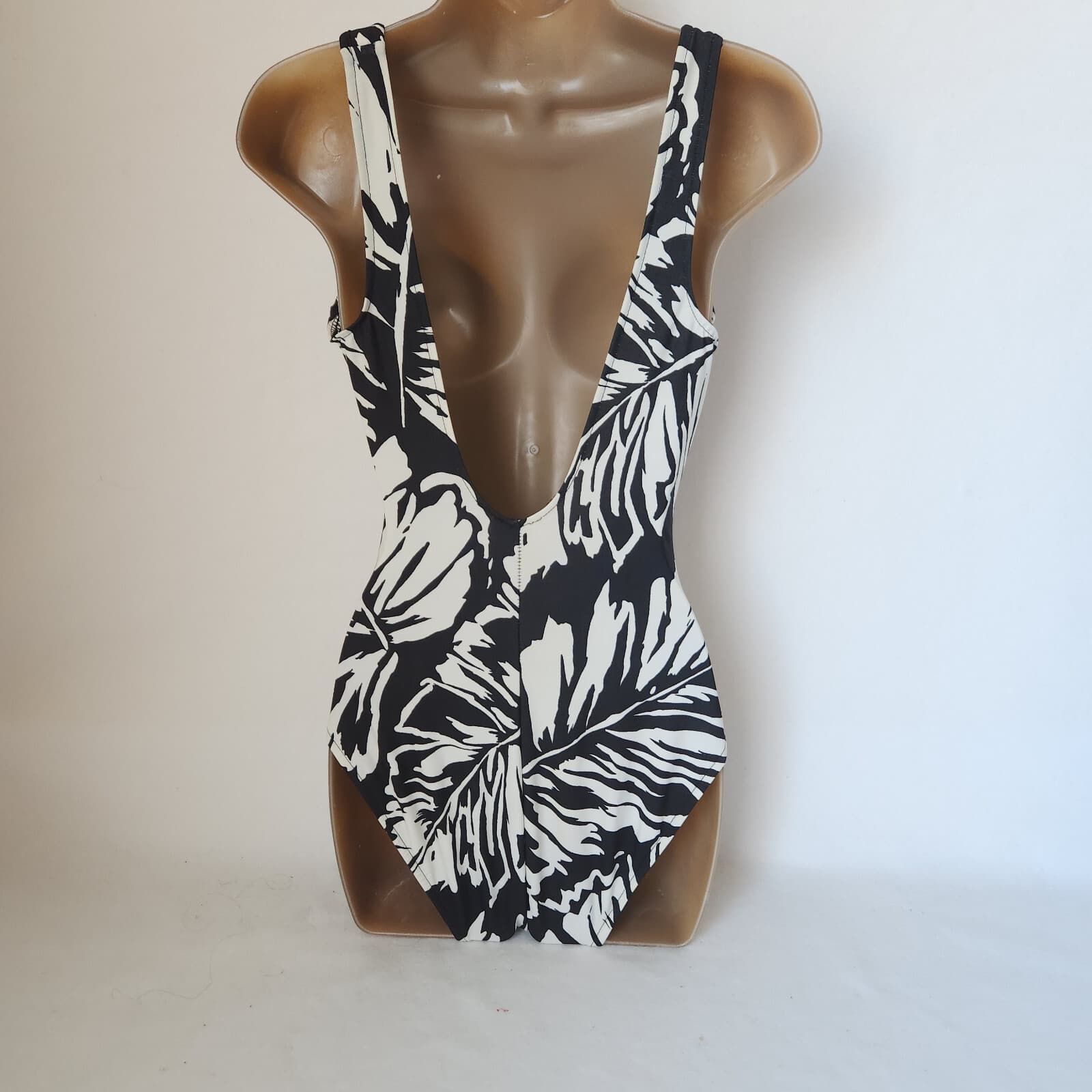 Miraclesuit Tropical Escape One Piece Swimsuit Sweetheart Neck Black White US8 - Thumbnail 3