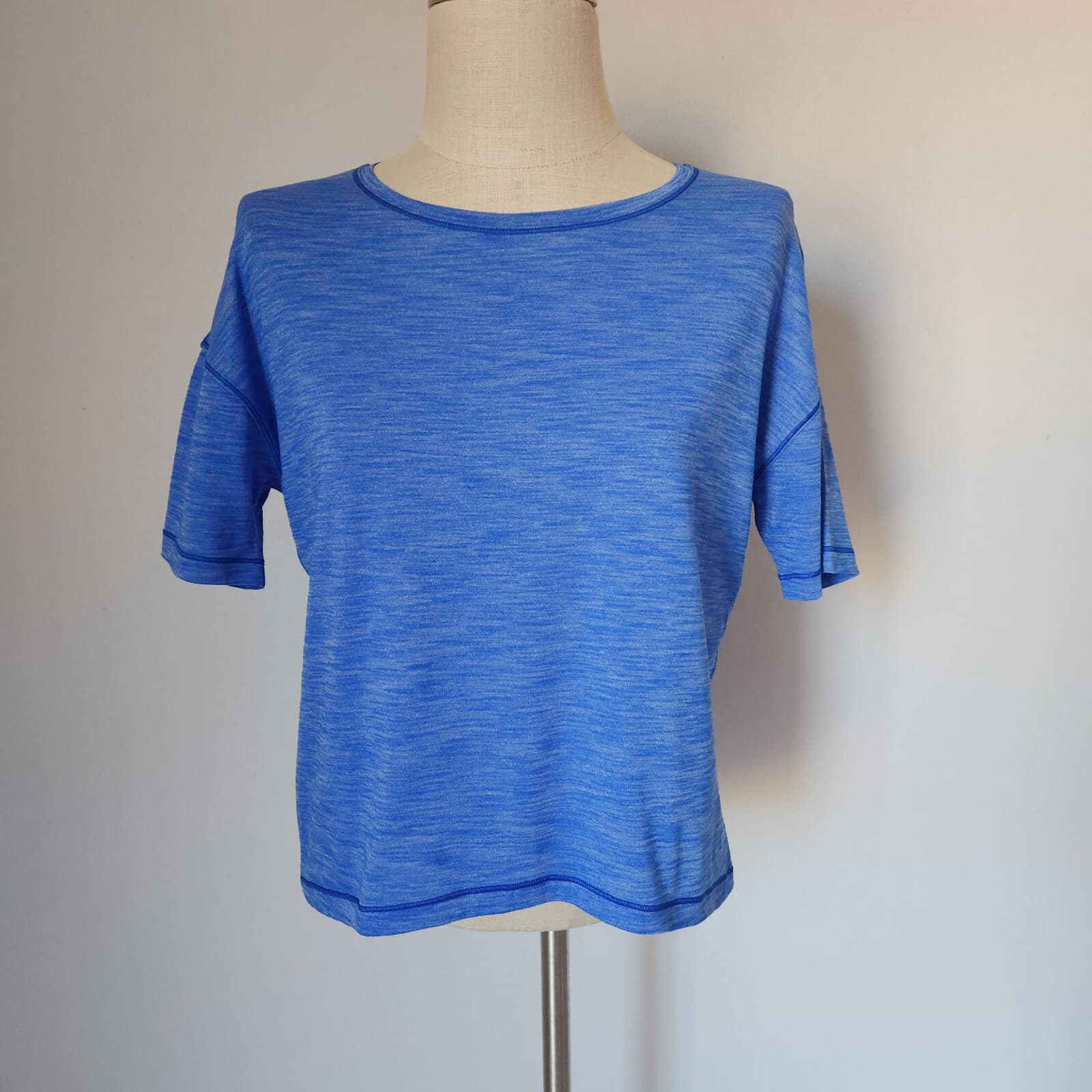 NWoT Lululemon $68 Run It Out Tee Short Sleeve Heathered Cerulean Blue Women's 4 - Thumbnail 2