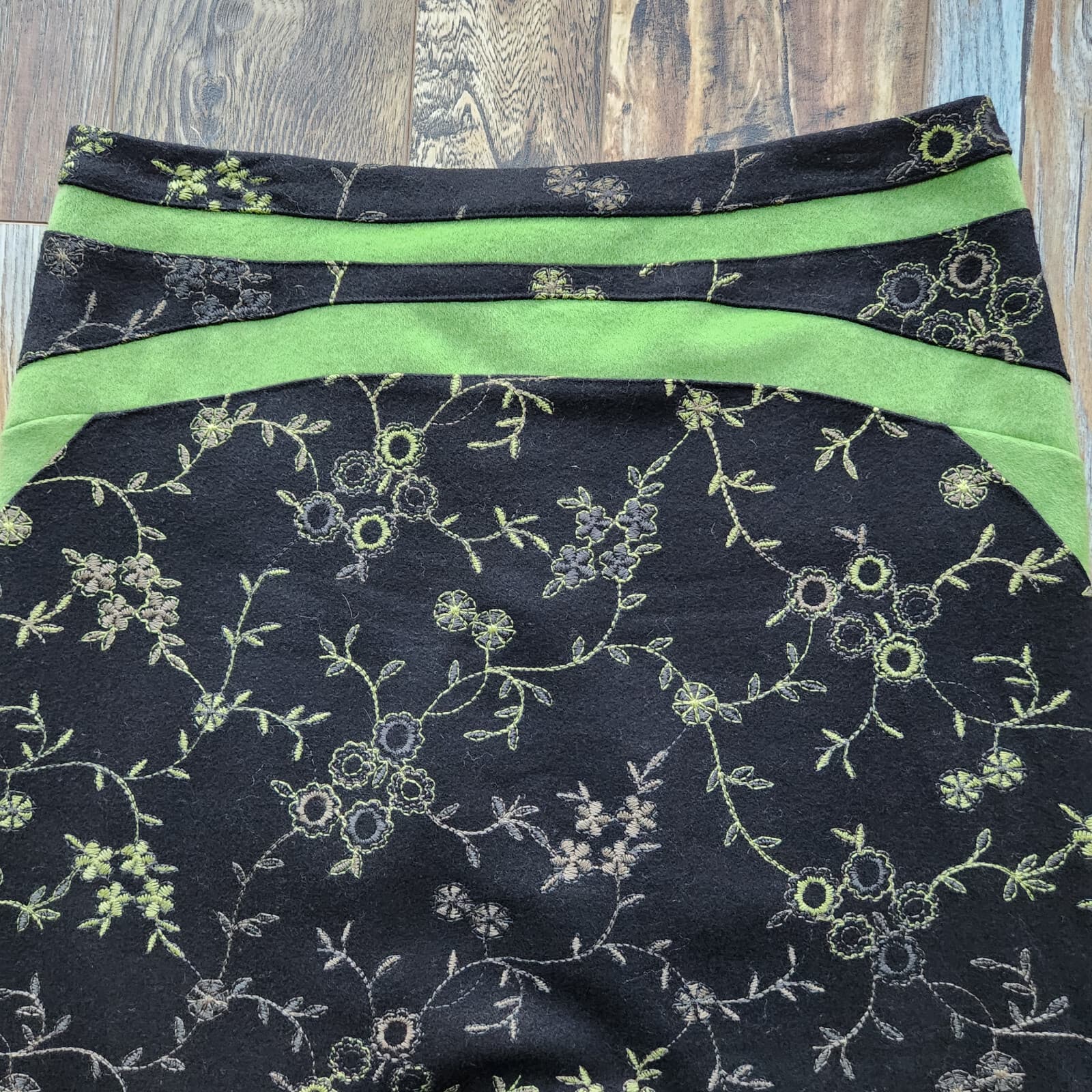 Etcetera Wool Blend Floral Embroidered Pencil Skirt Zip Lined Black Green Sz.10 - Thumbnail 4