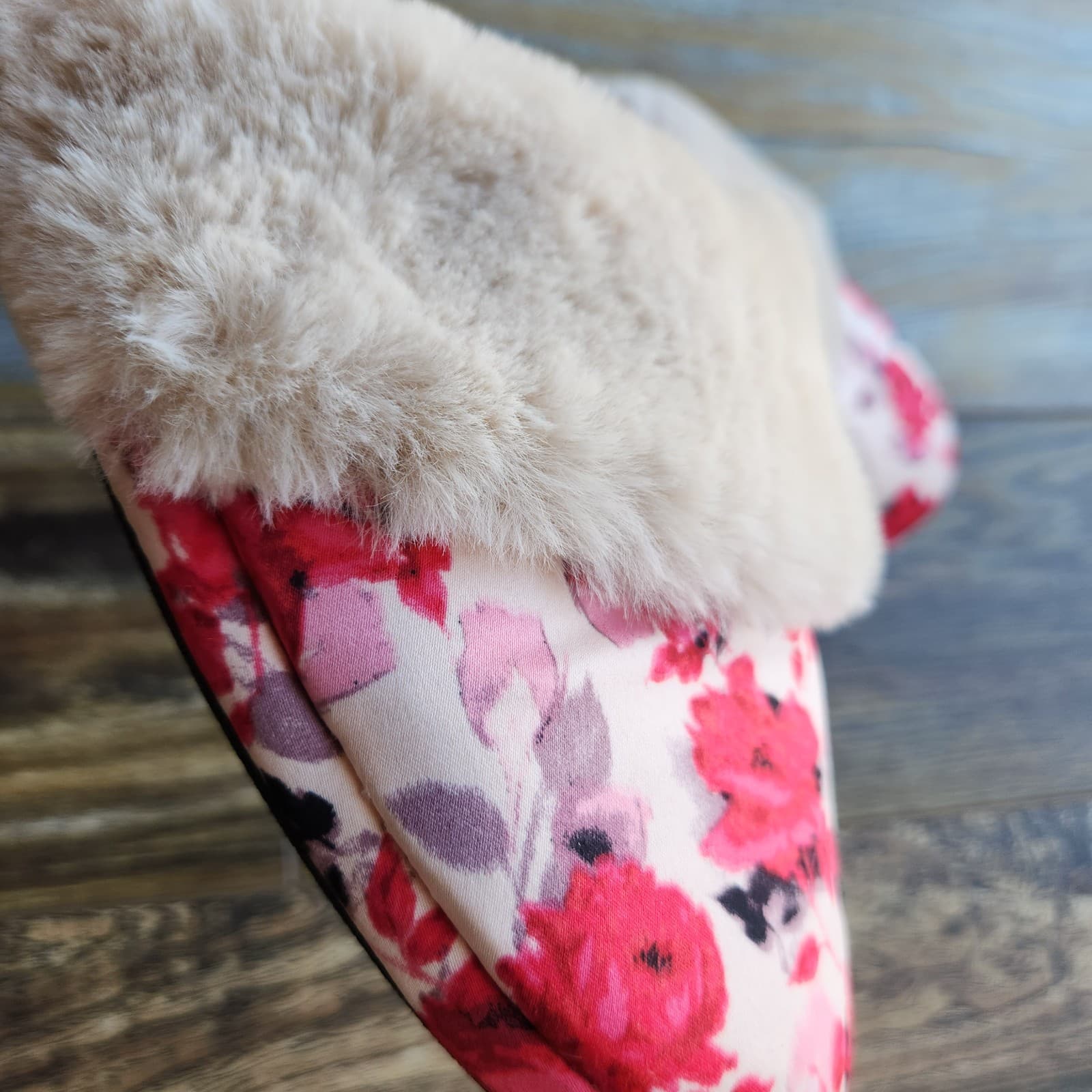 NWoB Victoria's Secret Signature Sz.L Satin Faux Fur Floral Slippers Pink Beige - Thumbnail 3