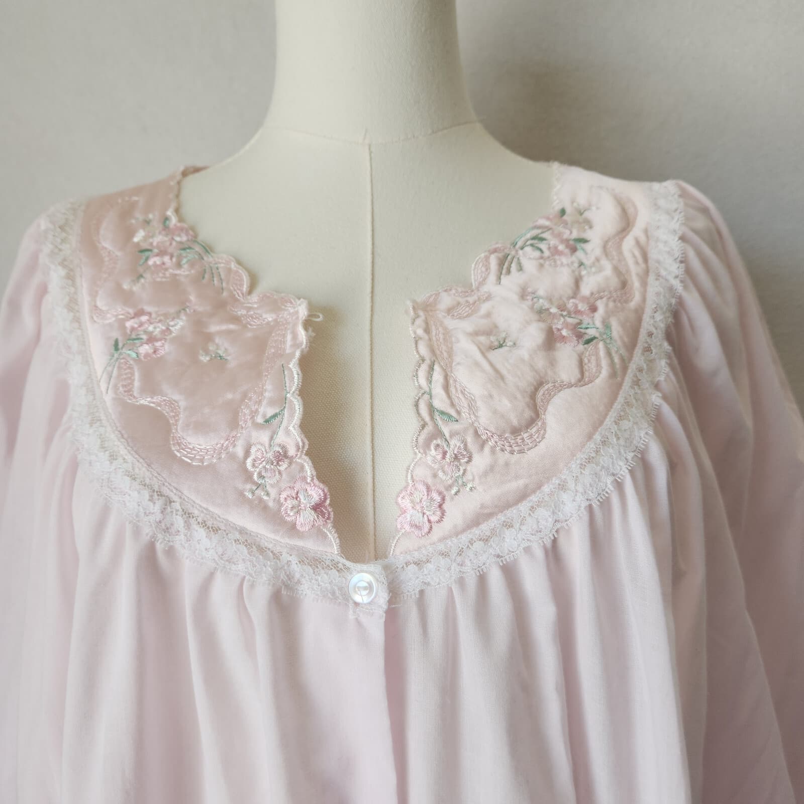 Vintage NWoT Apostrophe Sears Embroidered Lace-Trim Nightgown Button Pink Sz.M - Thumbnail 4
