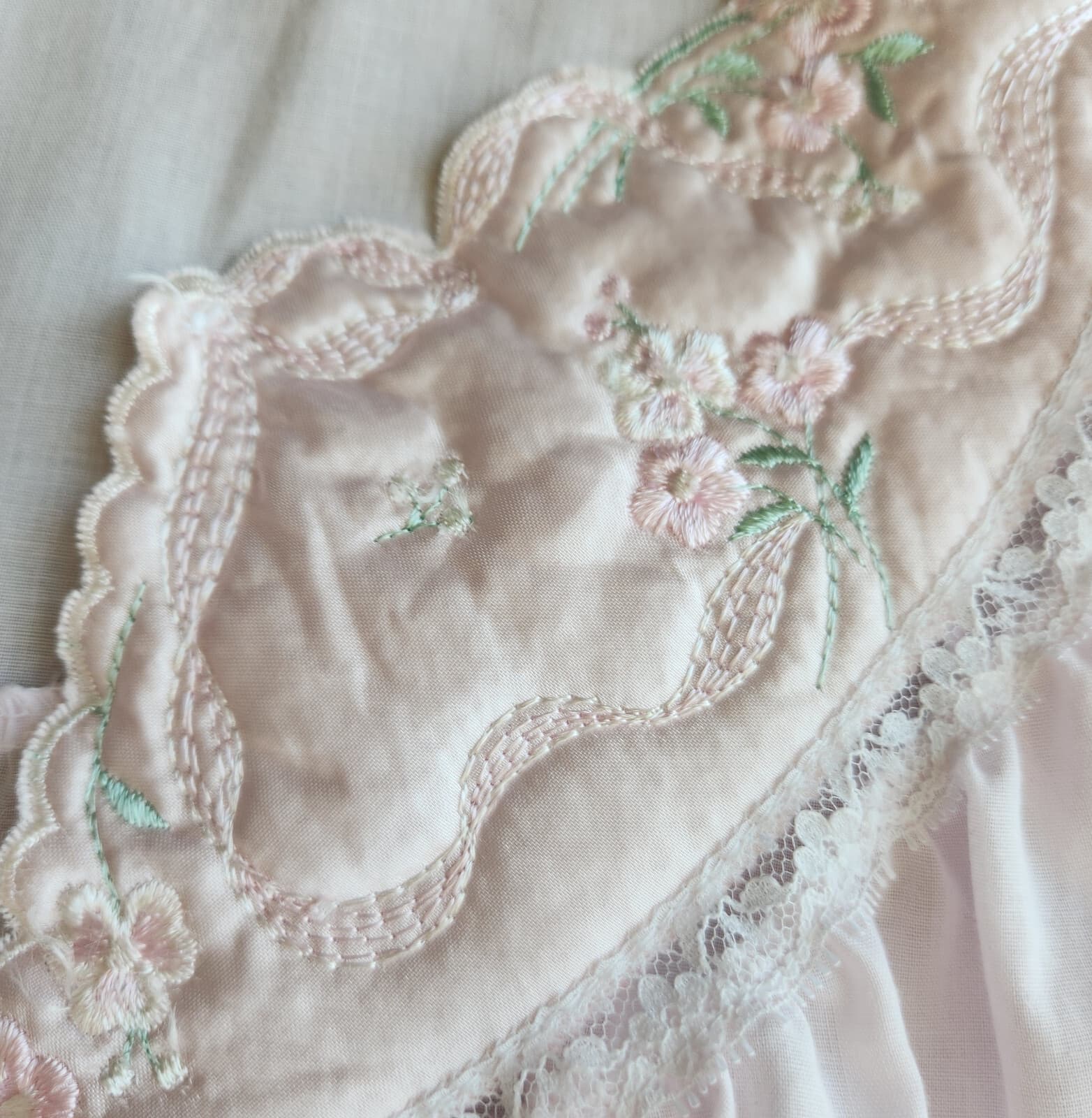 Vintage NWoT Apostrophe Sears Embroidered Lace-Trim Nightgown Button Pink Sz.M - Thumbnail 9
