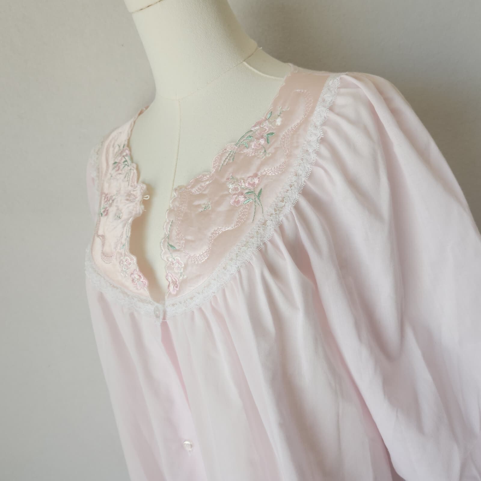 Vintage NWoT Apostrophe Sears Embroidered Lace-Trim Nightgown Button Pink Sz.M - Thumbnail 6