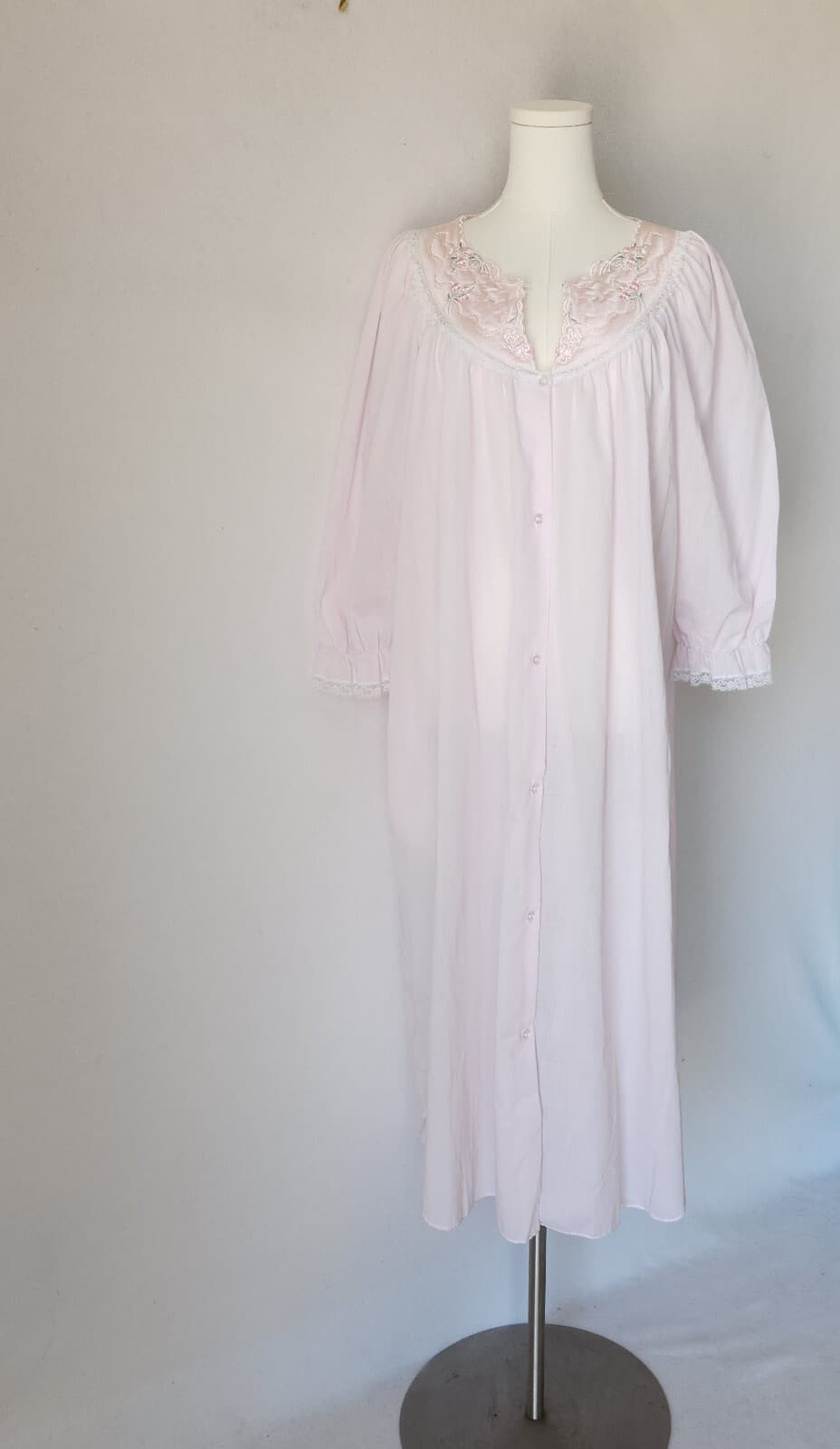 Vintage NWoT Apostrophe Sears Embroidered Lace-Trim Nightgown Button Pink Sz.M - Thumbnail 3