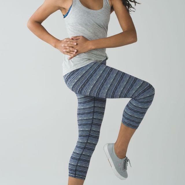 Lululemon Women Wunder Under Crop III 21 1/2" Space Dye Twist Sapphire Blue Sz.8 - Thumbnail 8