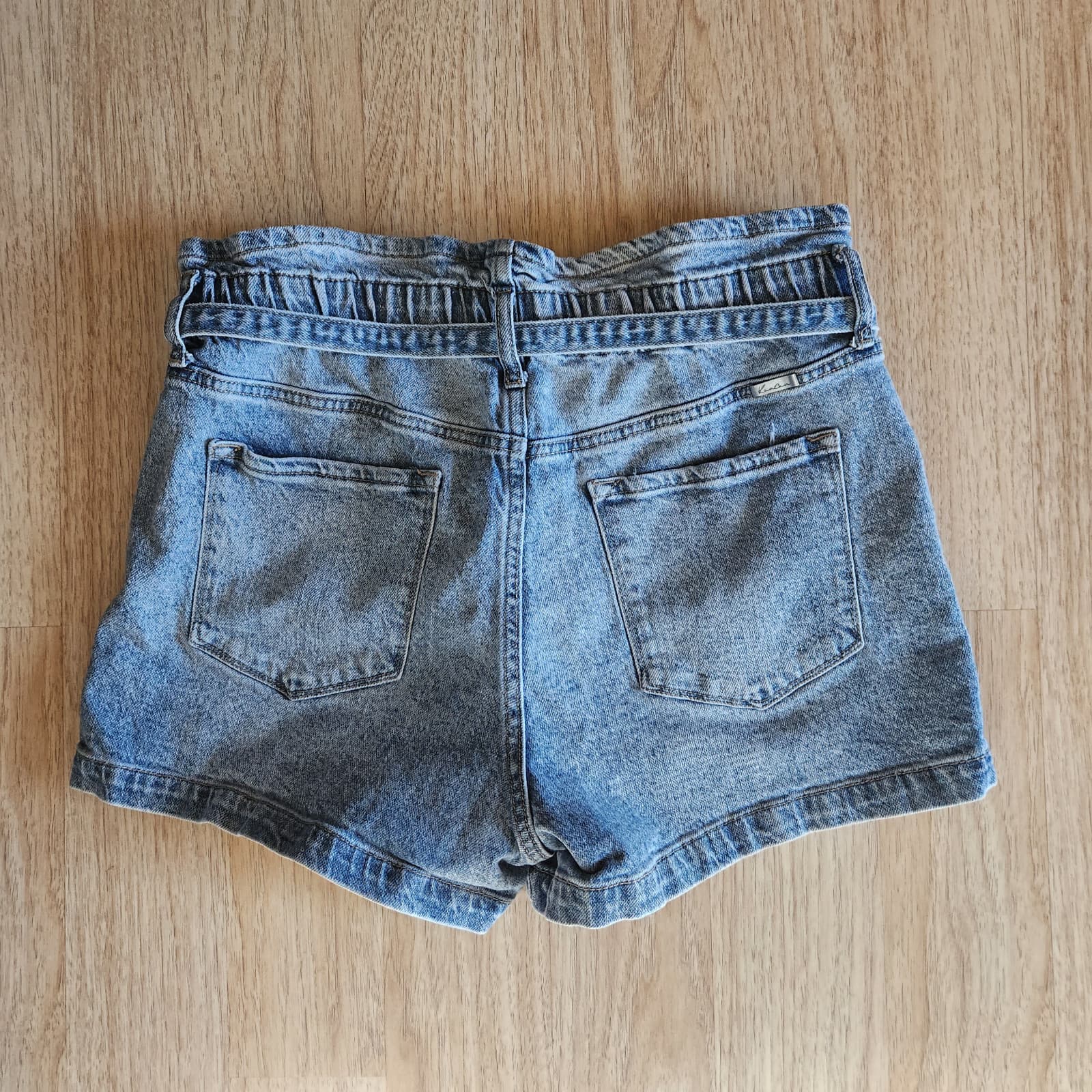 KanCan 90s High Rise Belted Paper-Bag Jean Shorts Zip Light-Washed Blue Women 30 - Thumbnail 8