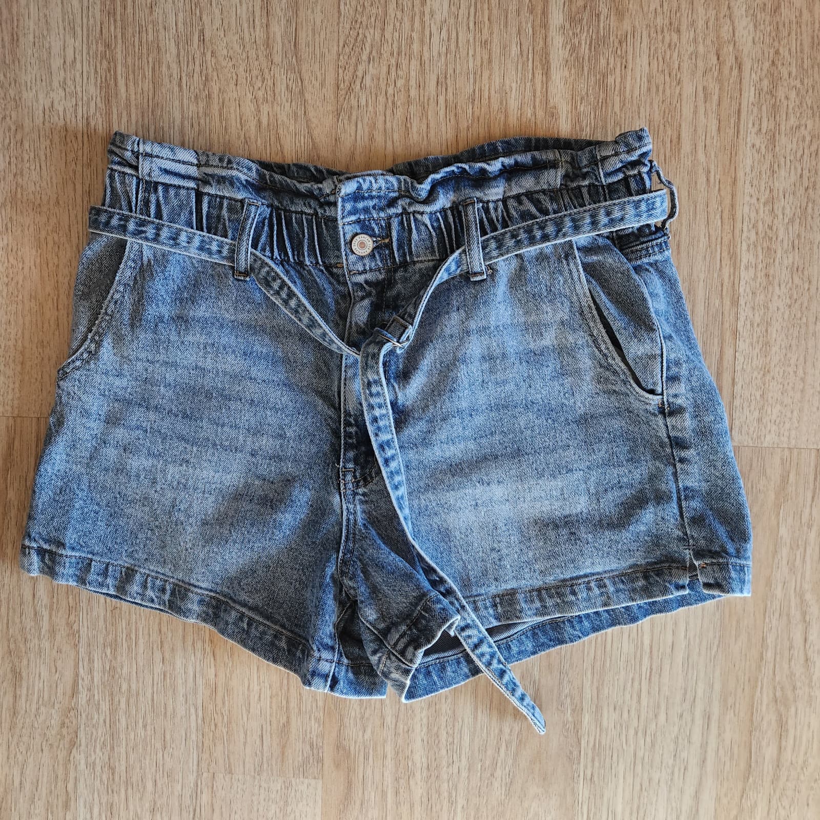 KanCan 90s High Rise Belted Paper-Bag Jean Shorts Zip Light-Washed Blue Women 30 - Thumbnail 2