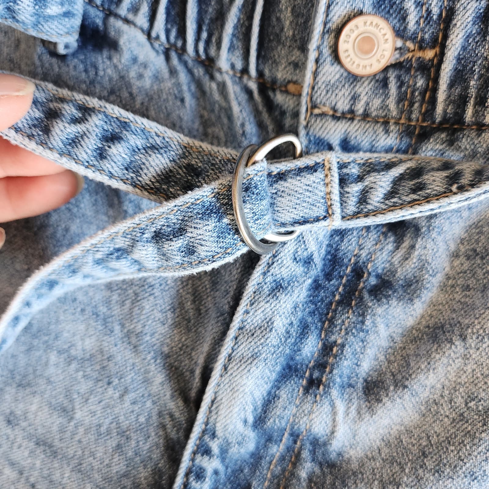 KanCan 90s High Rise Belted Paper-Bag Jean Shorts Zip Light-Washed Blue Women 30 - Thumbnail 4