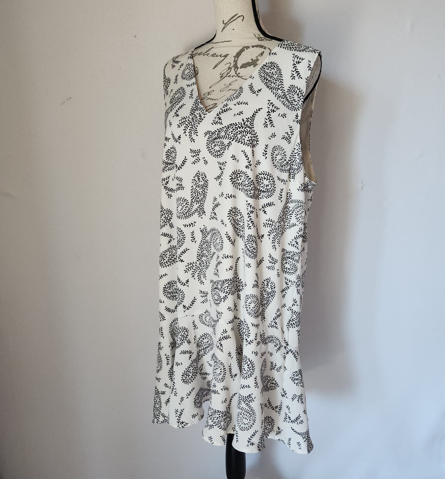 NWoT Banana Republic Paisley Chiffon Drop-Waist Dress Sleeveless White Black XL - Thumbnail 3
