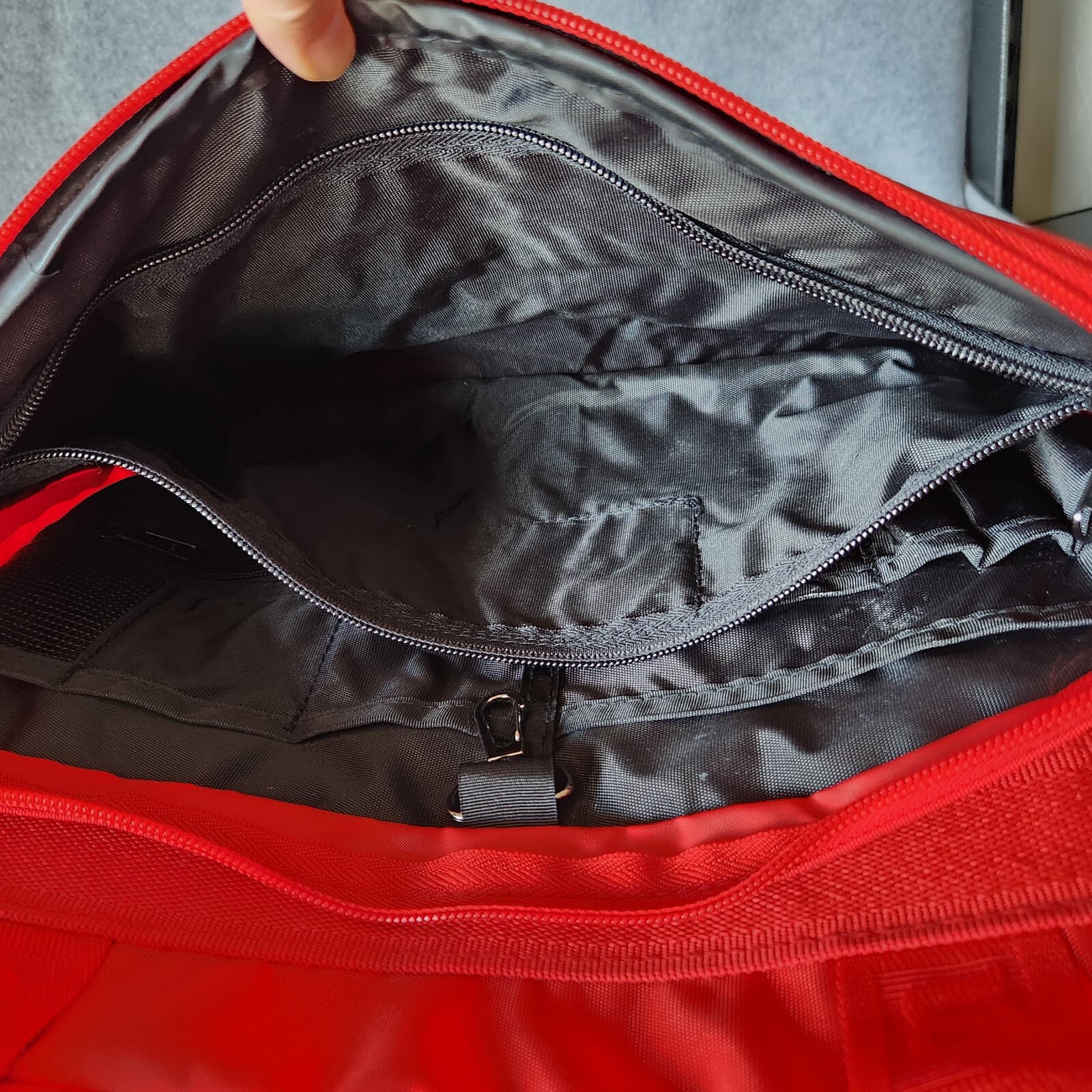 Wilson Tour Sports Messenger Laptop Travel Bag Compartments Zip Red Spellout - Thumbnail 5