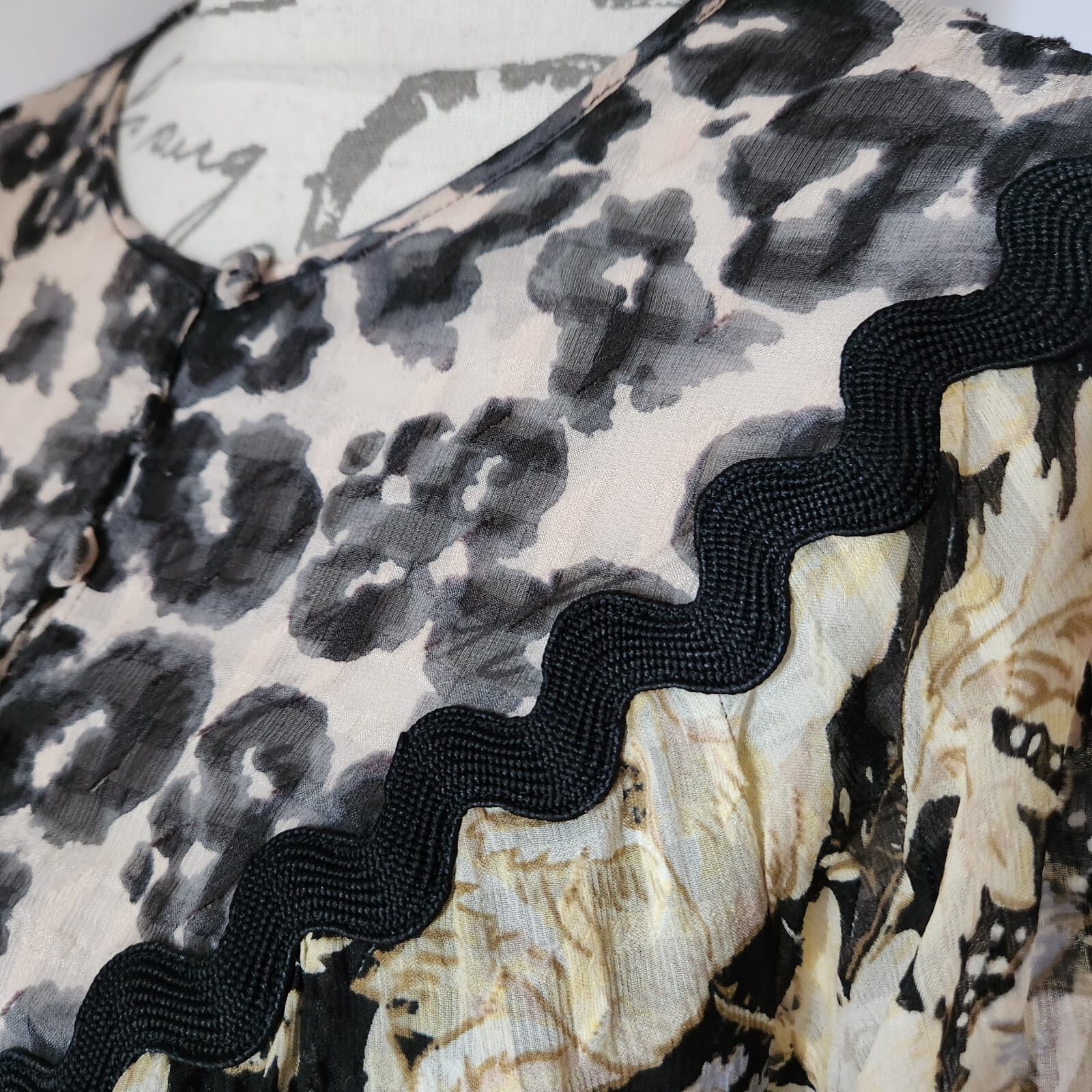 Rebecca Taylor Silk Blend Floral Semi Sheer Chiffon Top Short Sleeve Beige Sz.8 - Thumbnail 3