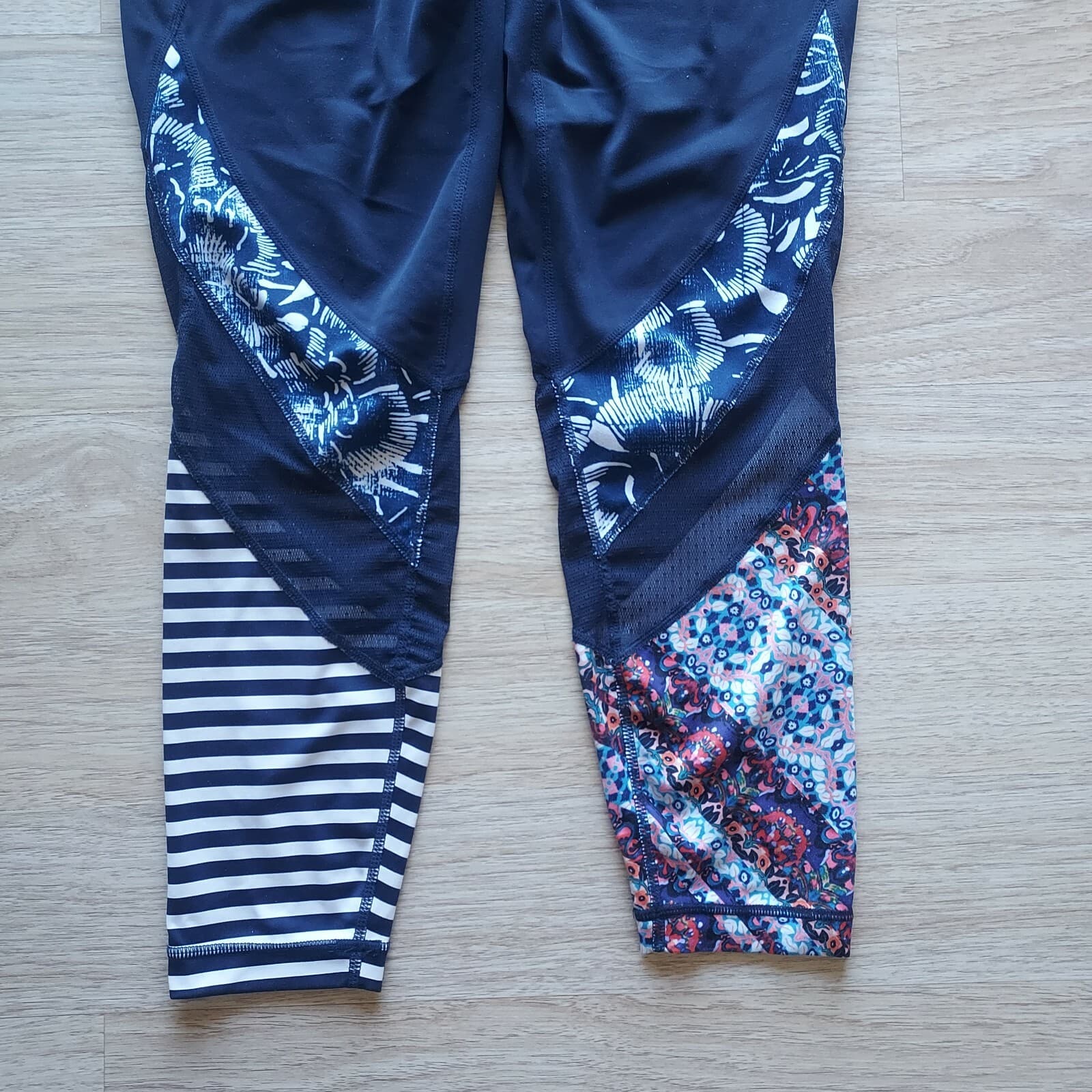 Athleta Salutation 7/8 Tight Activewear Pants Pocket Mix Printed Navy Women Sz.M - Thumbnail 7