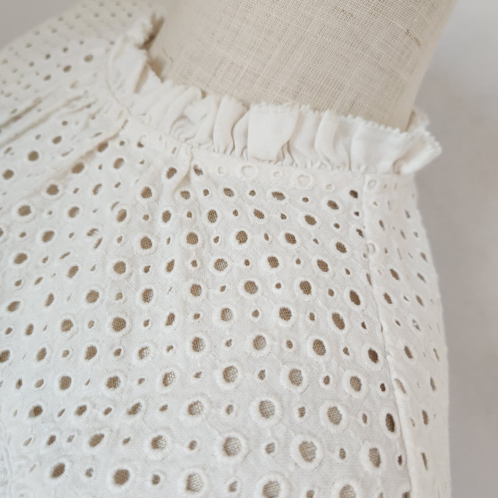 Joie $298 Kamlei Eyelet Yoke Linen Blouse Short Sleeve High Neck Porcelain Sz.L - Thumbnail 8