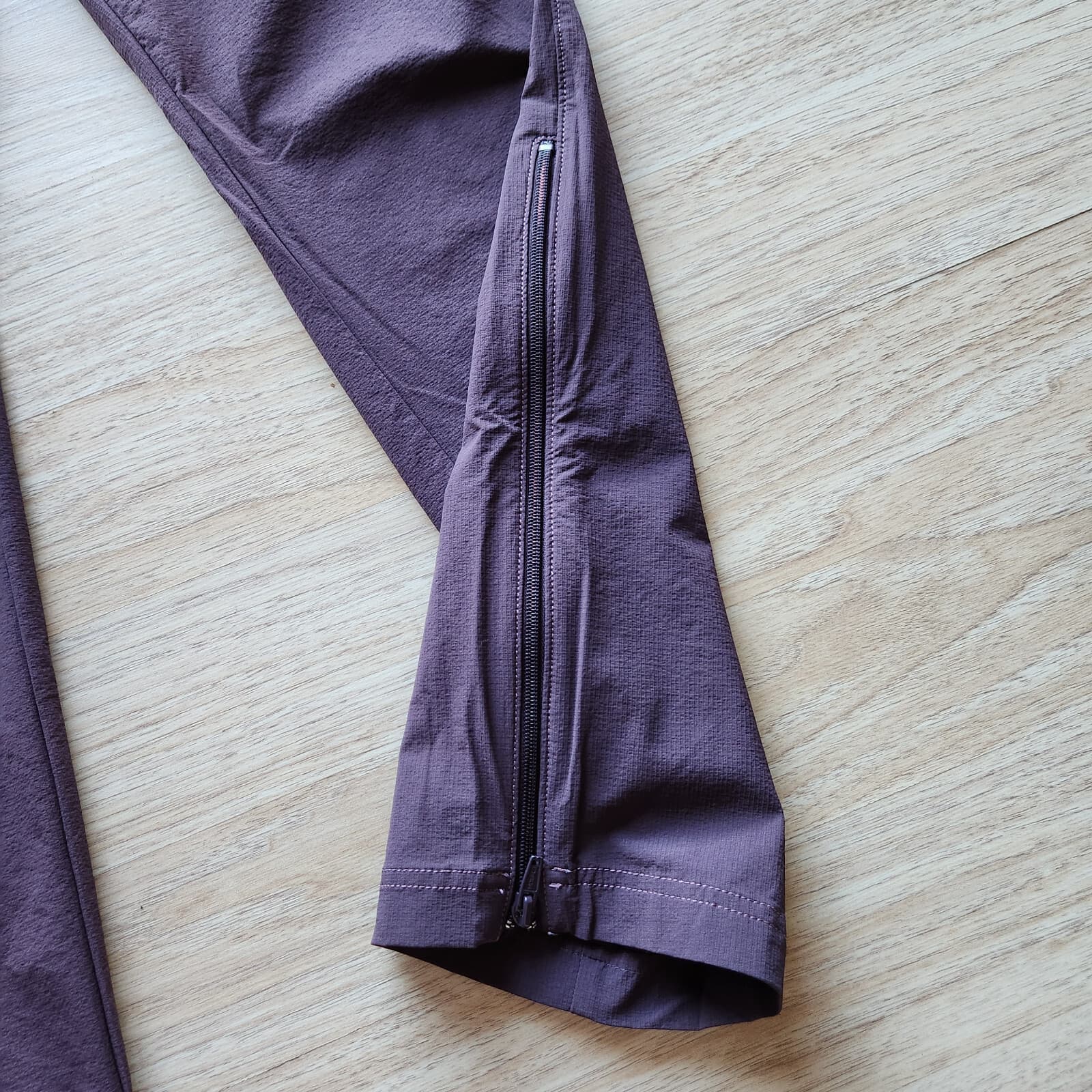 Athleta Women's 4 Hiking Track Cargo Slim Pants Ankle-Zip Stretch Eggplant - Thumbnail 3
