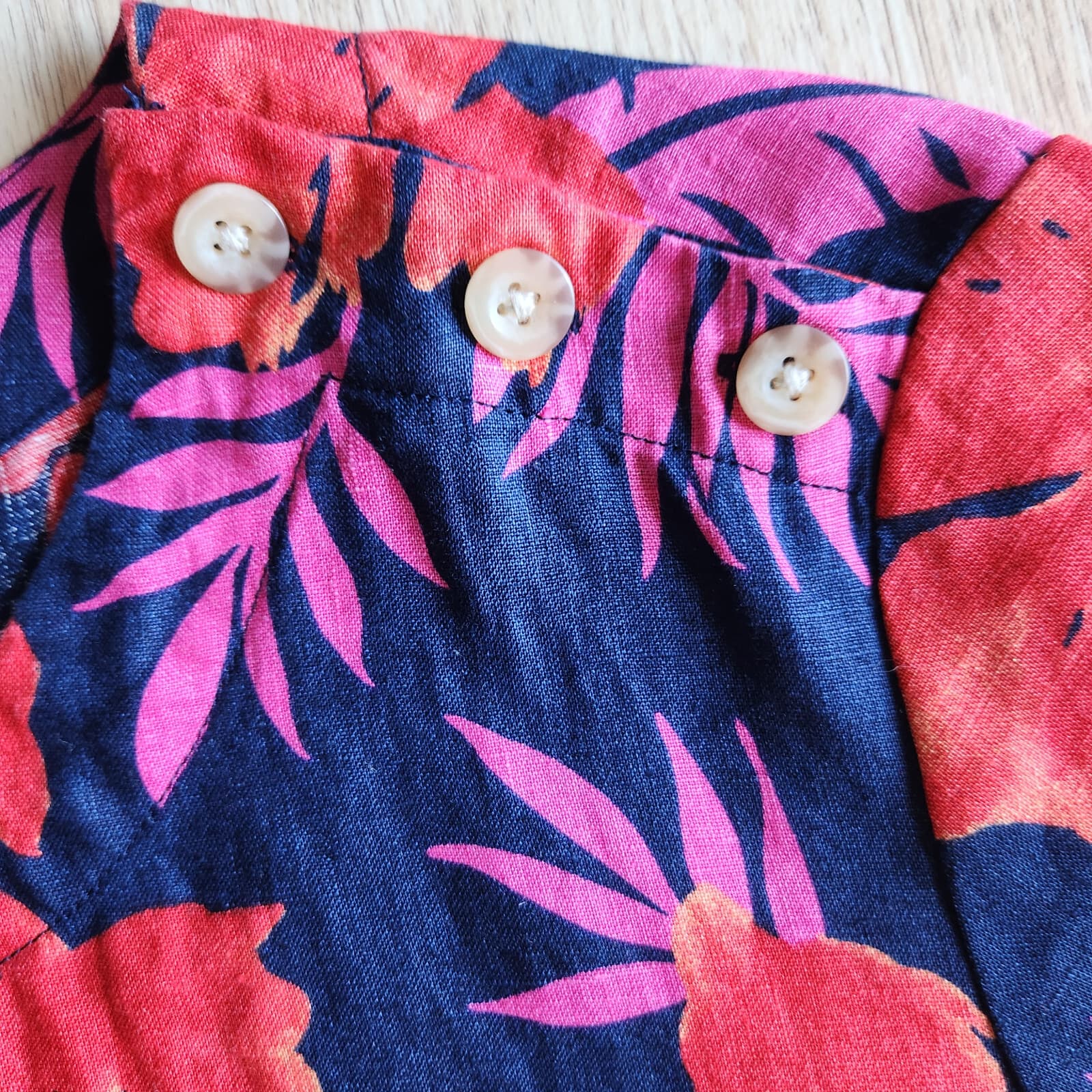 EUC Lands' End 100% Linen Floral Summer Blouse Short Sleeve Pink Blue Women's L - Thumbnail 6