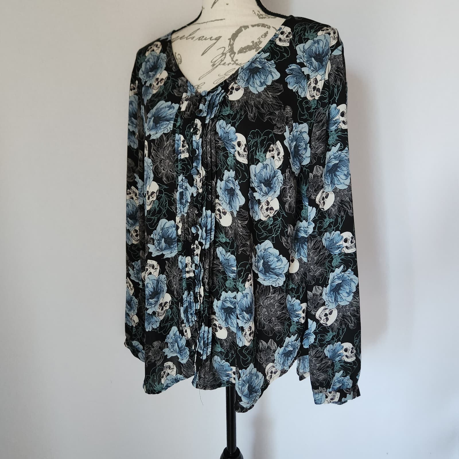 Torrid Georgette Pintuck Button-Front Blouse Long Sleeve Skull Rose Black Sz.2 - Thumbnail 5