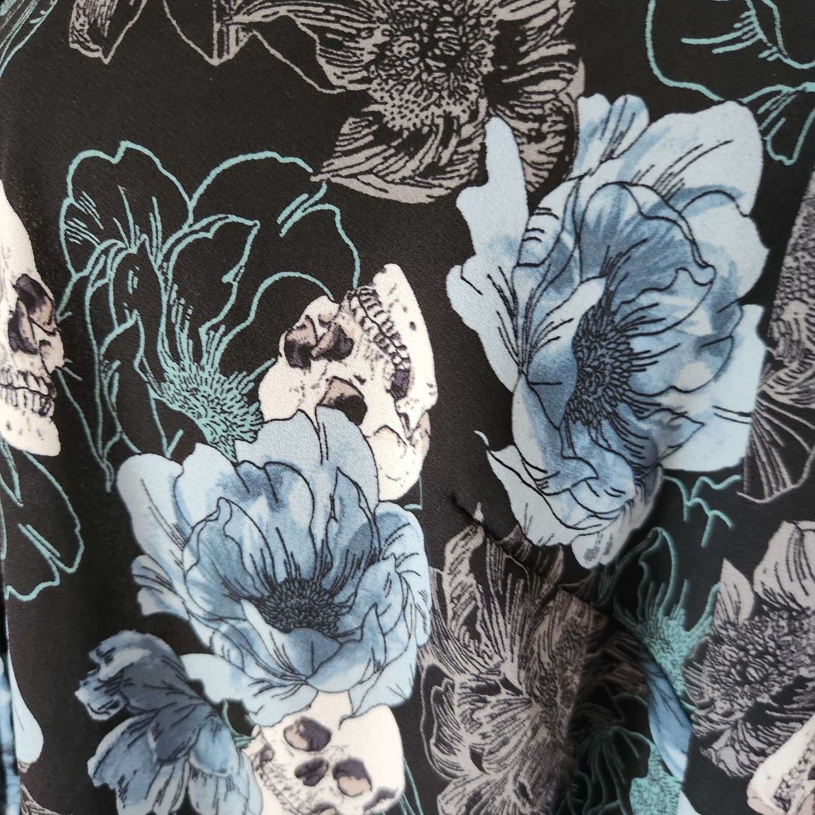 Torrid Georgette Pintuck Button-Front Blouse Long Sleeve Skull Rose Black Sz.2 - Thumbnail 6