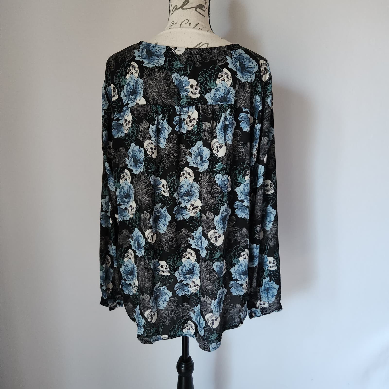 Torrid Georgette Pintuck Button-Front Blouse Long Sleeve Skull Rose Black Sz.2 - Thumbnail 7