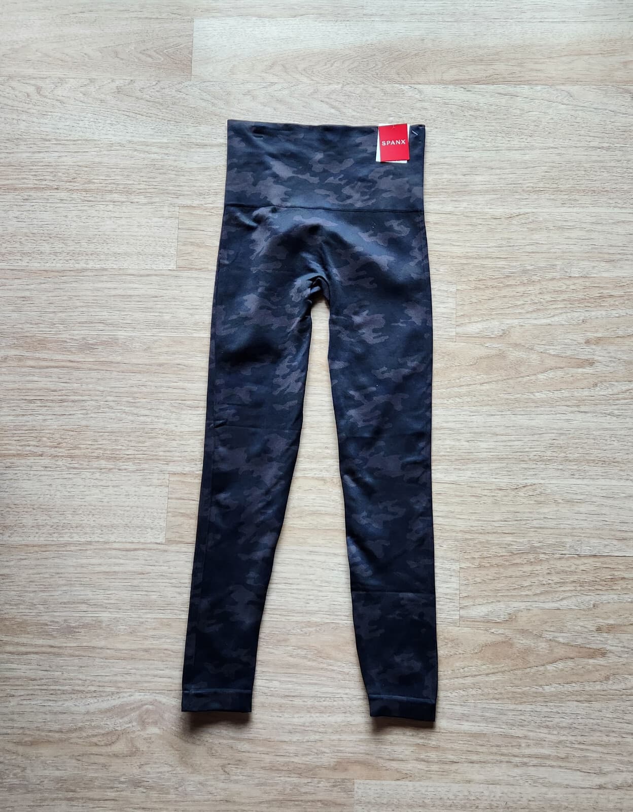 NWT SPANX $68 Look At Me Now Legging Seamless High Rise Stretch Black Camo Sz.M - Thumbnail 2