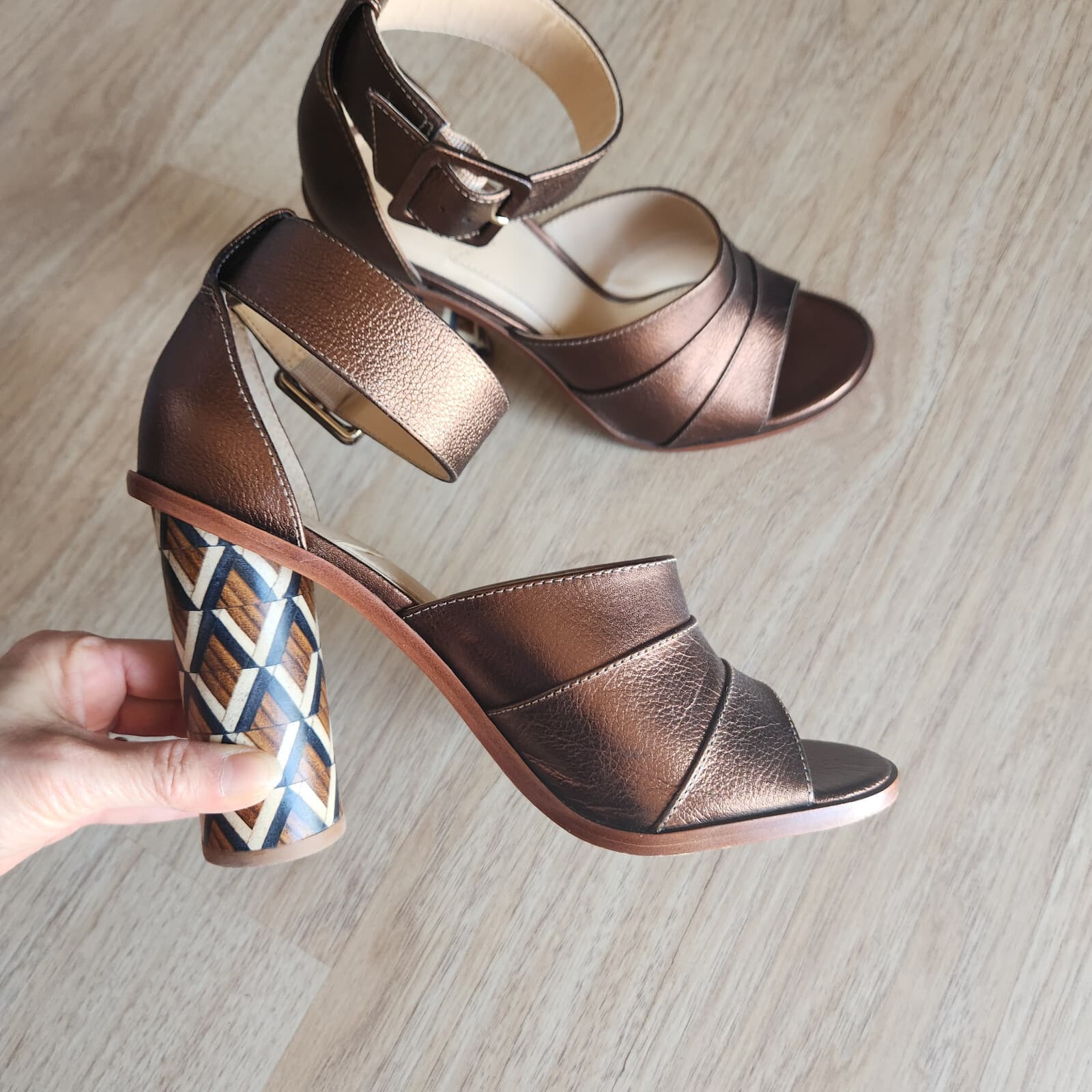 Brian Atwood B-Brandy 4" Wood Block Heel Sandal Ankle Strap Bronze Leather US7 - Thumbnail 2