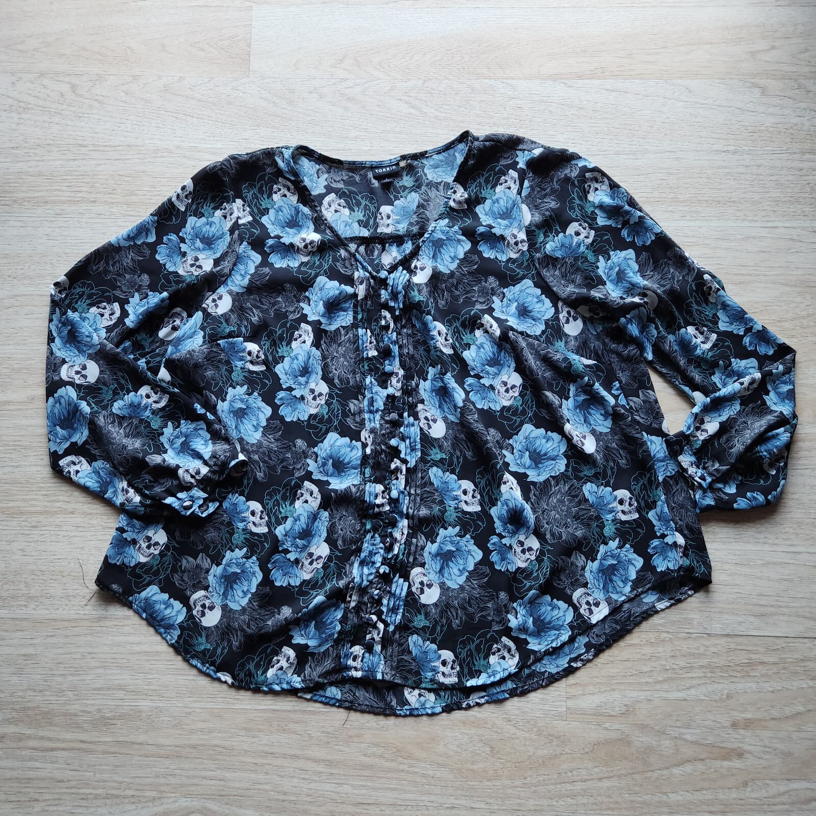 Torrid Georgette Pintuck Button-Front Blouse Long Sleeve Skull Rose Black Sz.2 - Thumbnail 8