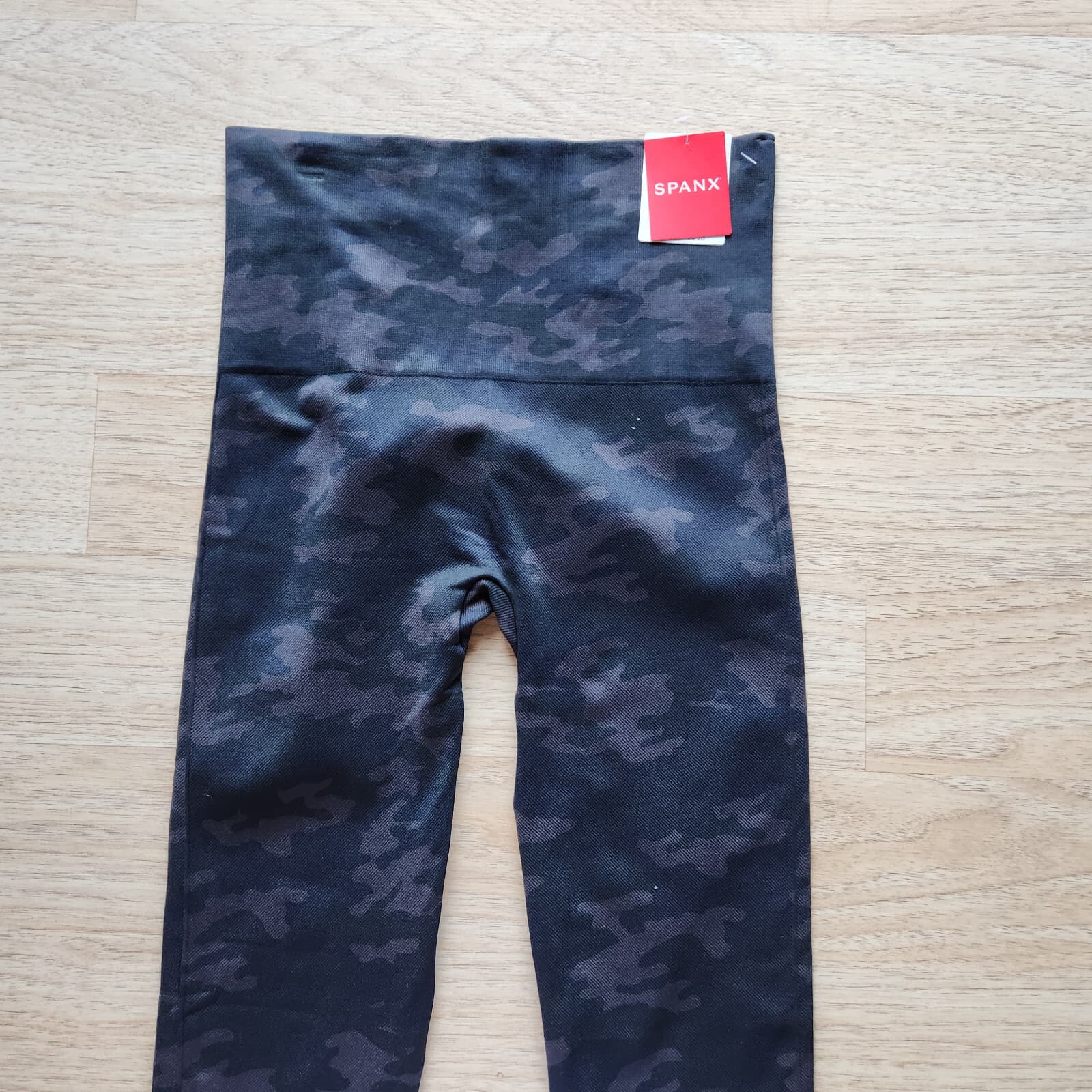 NWT SPANX $68 Look At Me Now Legging Seamless High Rise Stretch Black Camo Sz.M - Thumbnail 4