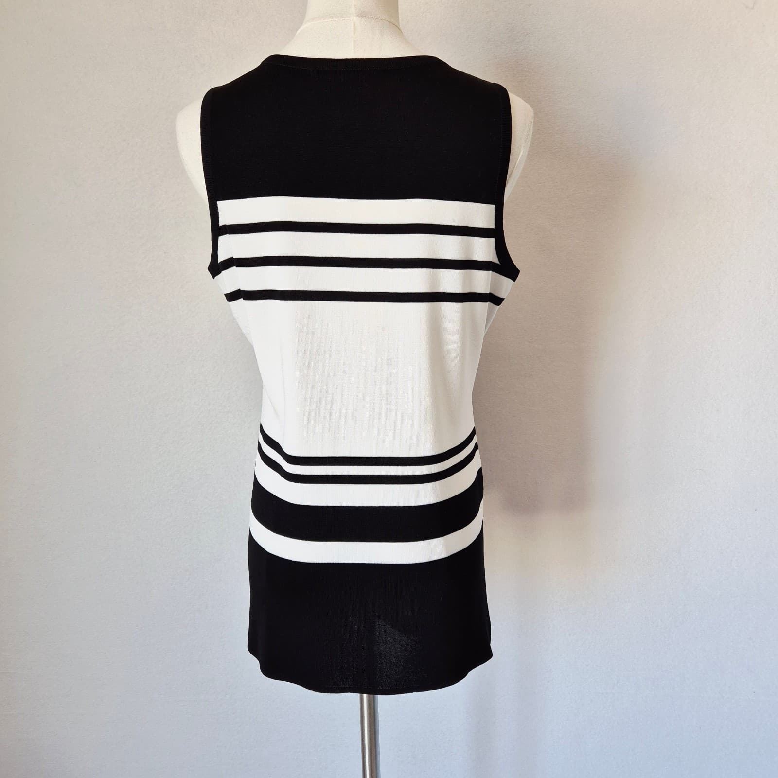 Exclusively Misook Black White Striped Tank Top V-Neck Knit Acrylic Women's PM - Thumbnail 5