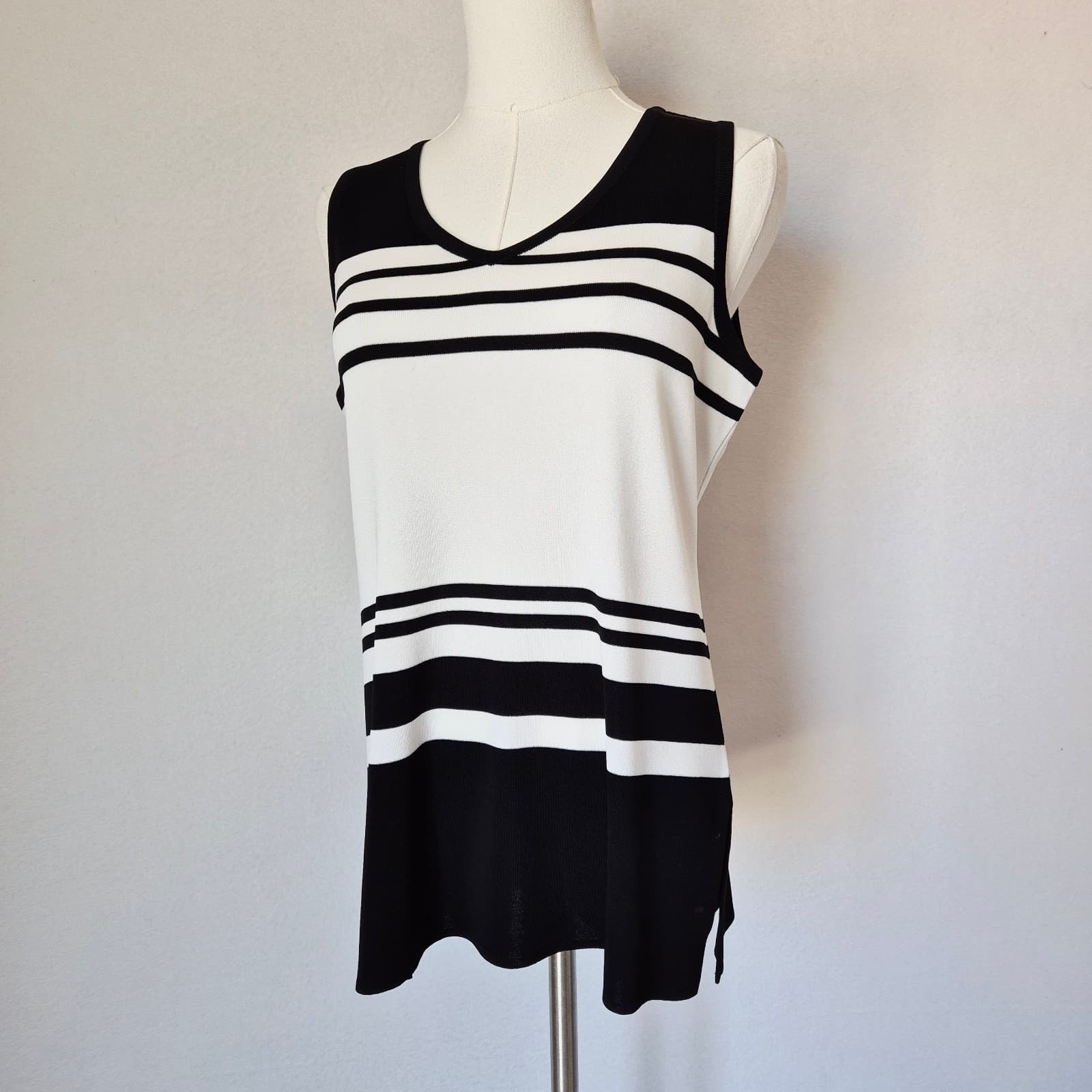 Exclusively Misook Black White Striped Tank Top V-Neck Knit Acrylic Women's PM - Thumbnail 2