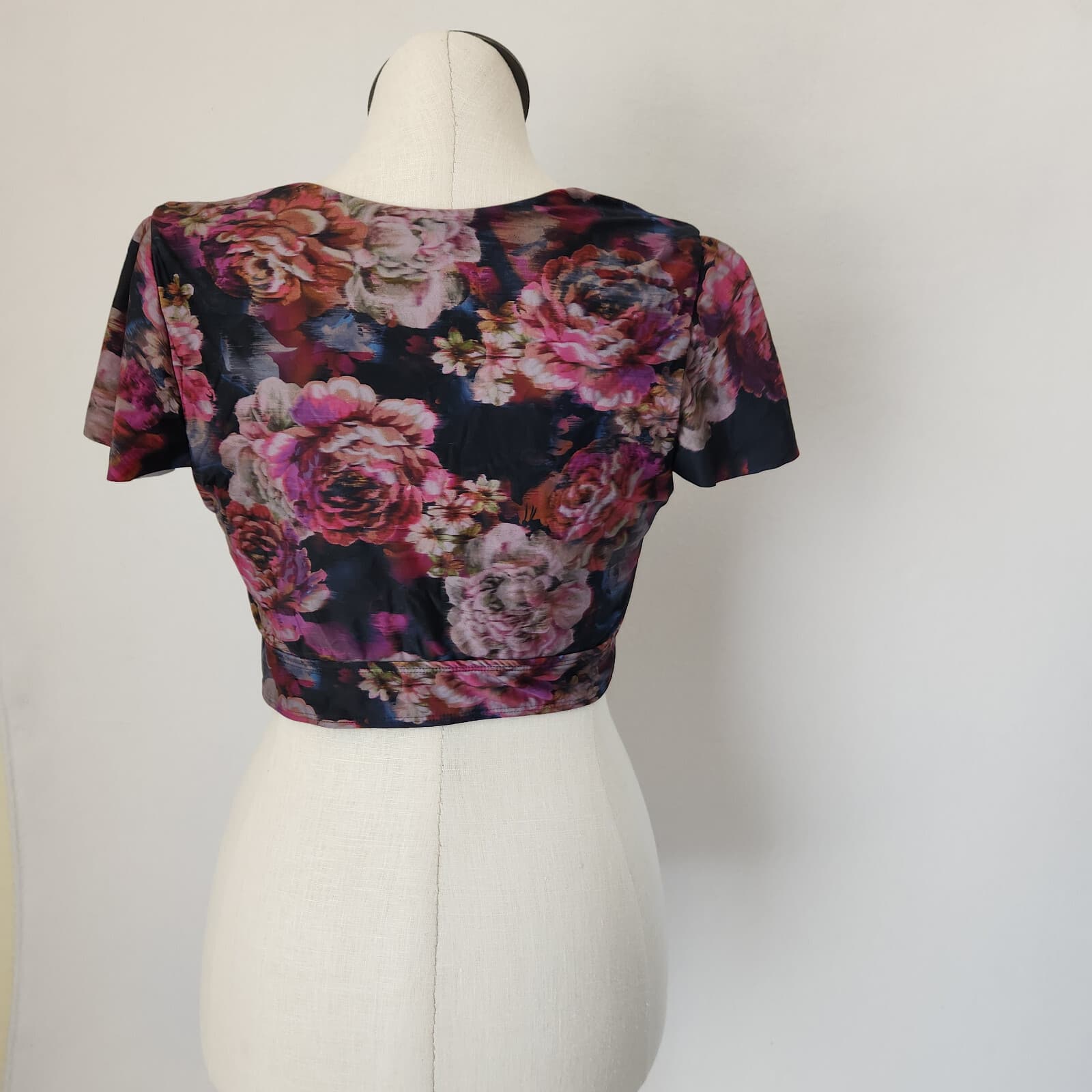 Torrid Wireless Flutter Sleeve Bikini Top UPF40+ Modesty Pad Torn Rose Floral 2X - Thumbnail 9