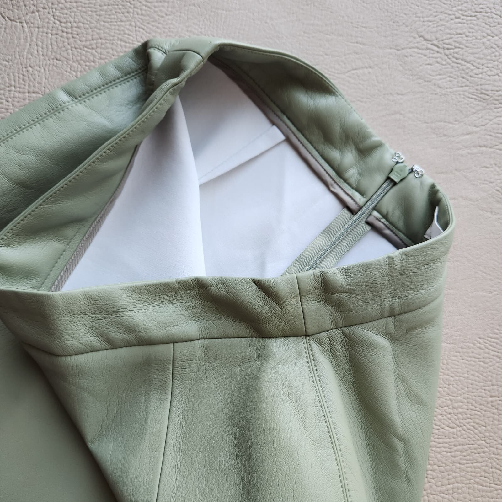 Aritzia Wilfred Patio Vegan Faux Leather Mini Pencil Skirt Front Slit Green Sz.4 - Thumbnail 9