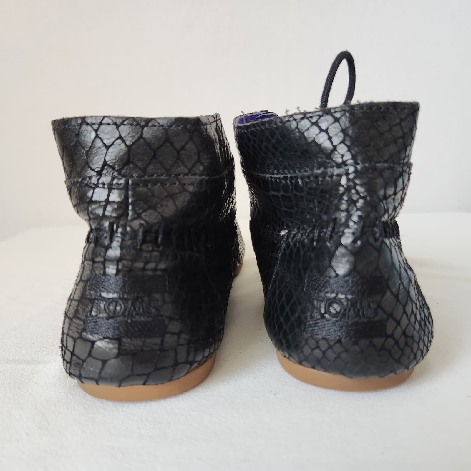 TOMS Serpentine Tribal Boots Lace-Up Snakeskin Embossed Leather Black Womens 9.5 - Thumbnail 8