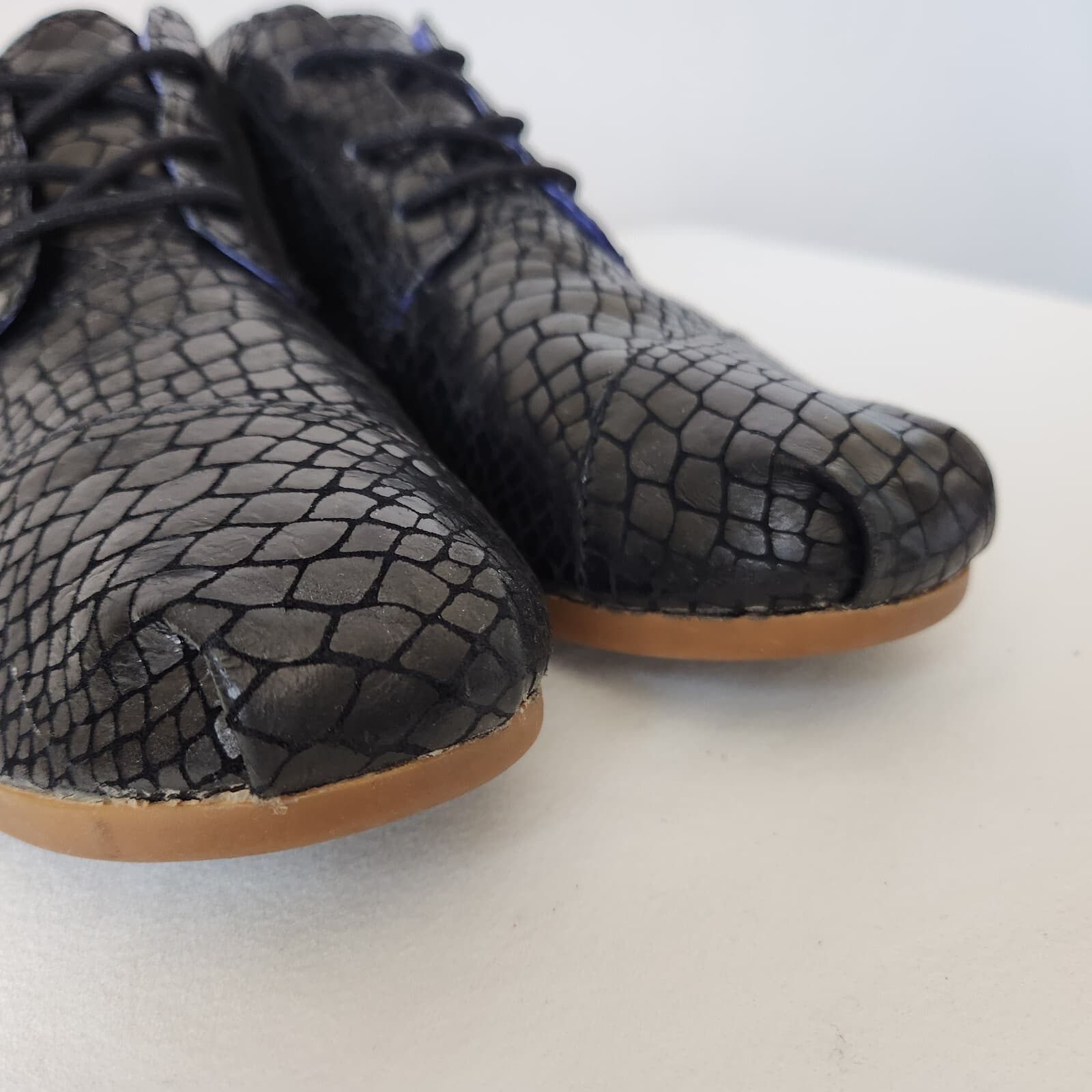 TOMS Serpentine Tribal Boots Lace-Up Snakeskin Embossed Leather Black Womens 9.5 - Thumbnail 10