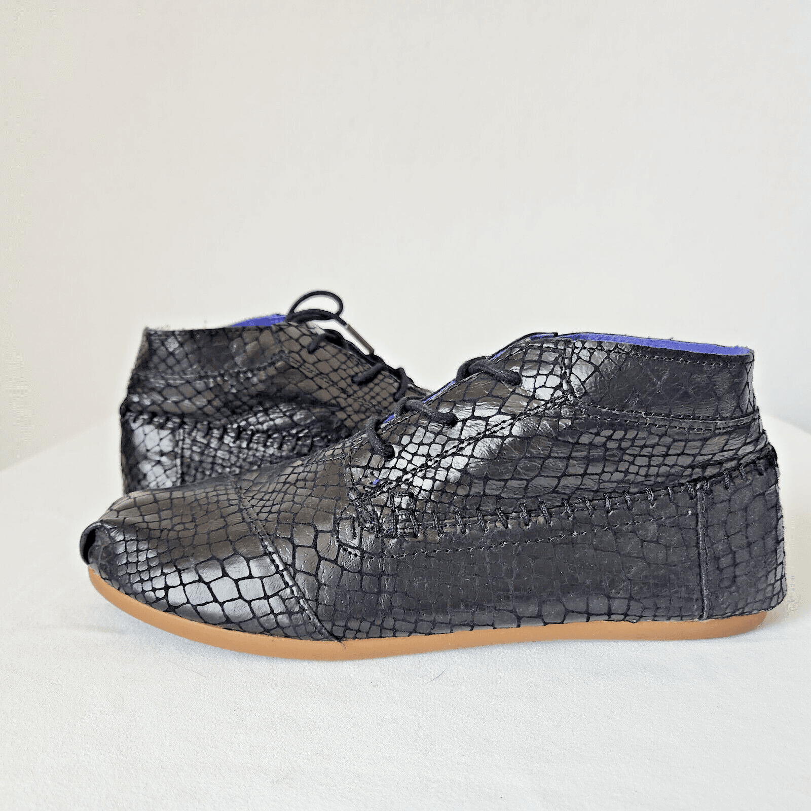 TOMS Serpentine Tribal Boots Lace-Up Snakeskin Embossed Leather Black Womens 9.5 - Thumbnail 2