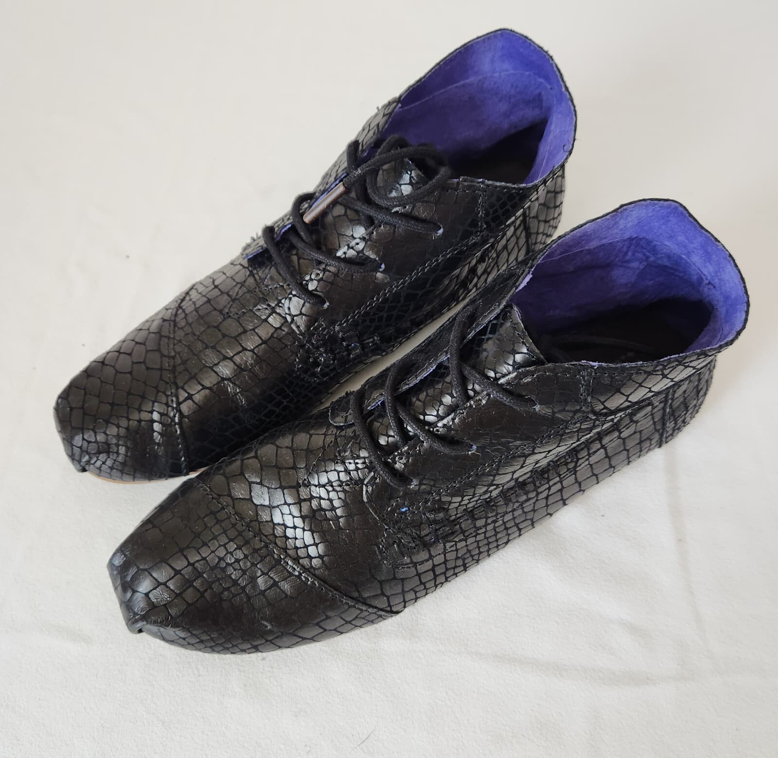 TOMS Serpentine Tribal Boots Lace-Up Snakeskin Embossed Leather Black Womens 9.5 - Thumbnail 3